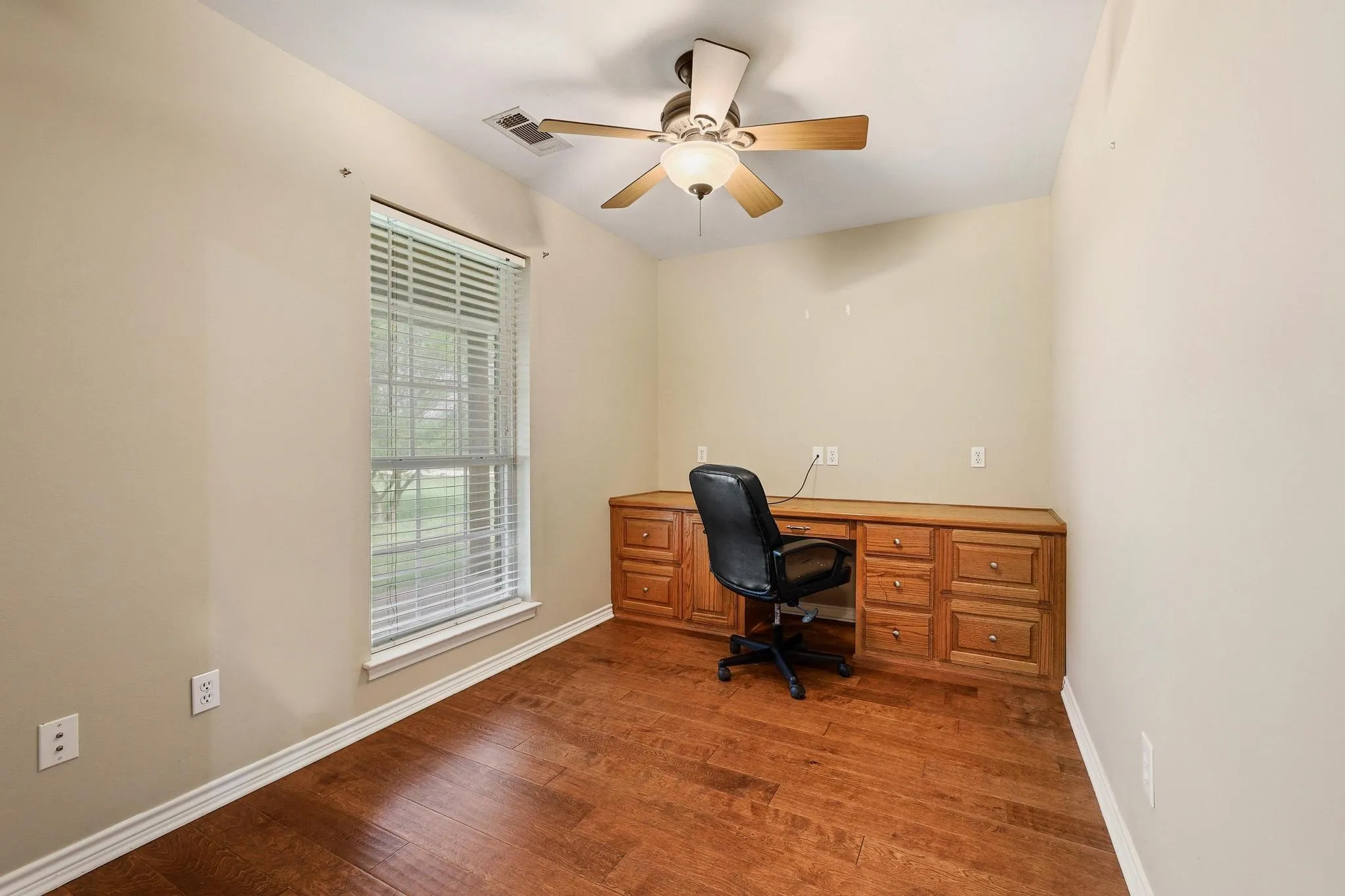 Single Family Residence For Sale in Grayson County , 386 Scoggins Road, Tioga, Texas 76271, 4 Bedroom, 2 Bathroom, 3 Garage spaces, 2,187 Sqft, built in 2005, mls#21228433, Real Estate Agent in Tioga, Homes For Sale in Grayson county, Homes For Sale in Tioga, Realtor in Tioga Texas, Real Estate Brokerage Independent Realty Texas, Luminita Cordes Realtor