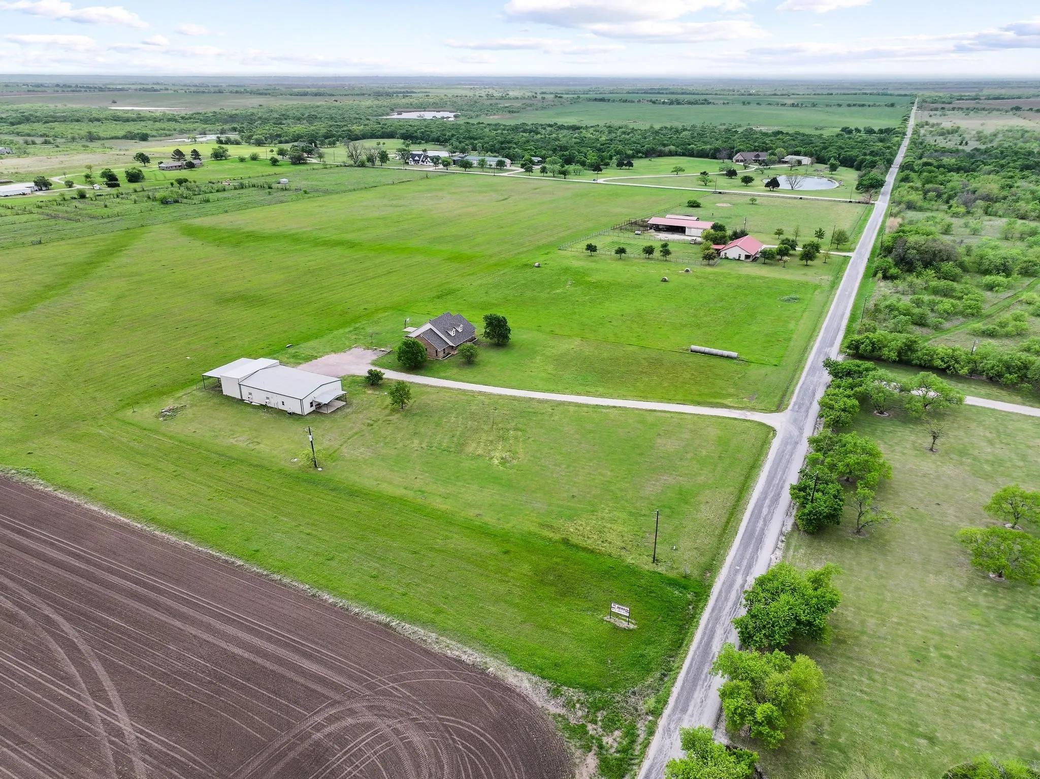 Single Family Residence For Sale in Grayson County , 386 Scoggins Road, Tioga, Texas 76271, 4 Bedroom, 2 Bathroom, 3 Garage spaces, 2,187 Sqft, built in 2005, mls#21228433, Real Estate Agent in Tioga, Homes For Sale in Grayson county, Homes For Sale in Tioga, Realtor in Tioga Texas, Real Estate Brokerage Independent Realty Texas, Luminita Cordes Realtor
