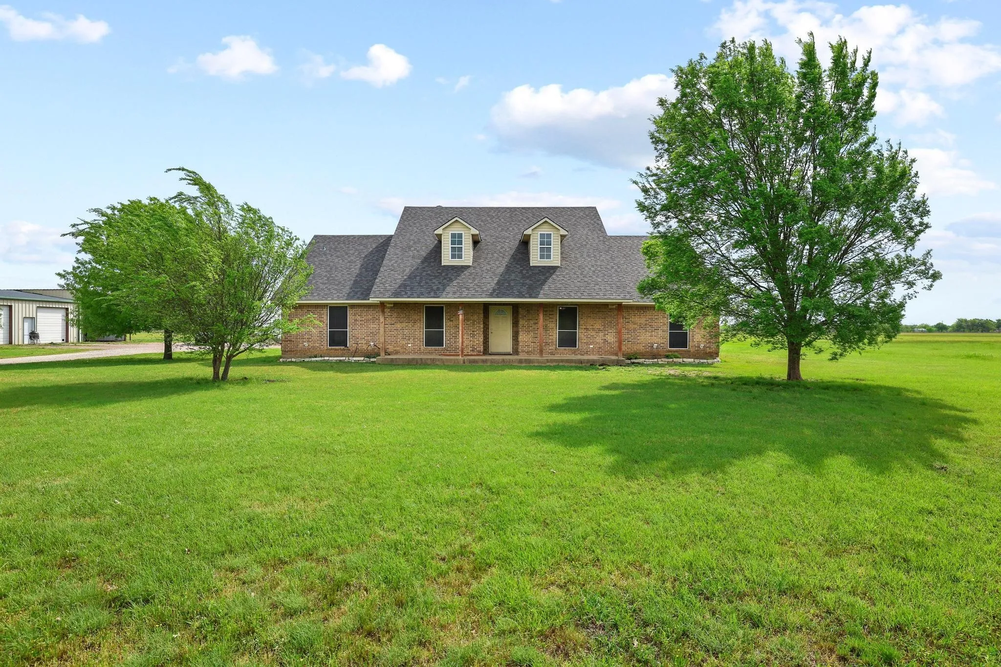 Single Family Residence For Sale in Grayson County , 386 Scoggins Road, Tioga, Texas 76271, 4 Bedroom, 2 Bathroom, 3 Garage spaces, 2,187 Sqft, built in 2005, mls#21228433, Real Estate Agent in Tioga, Homes For Sale in Grayson county, Homes For Sale in Tioga, Realtor in Tioga Texas, Real Estate Brokerage Independent Realty Texas, Luminita Cordes Realtor