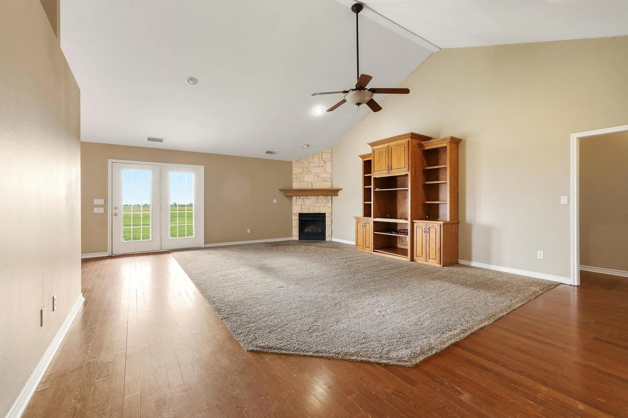 Single Family Residence For Sale in Grayson County , 386 Scoggins Road, Tioga, Texas 76271, 4 Bedroom, 2 Bathroom, 3 Garage spaces, 2,187 Sqft, built in 2005, mls#21228433, Real Estate Agent in Tioga, Homes For Sale in Grayson county, Homes For Sale in Tioga, Realtor in Tioga Texas, Real Estate Brokerage Independent Realty Texas, Luminita Cordes Realtor