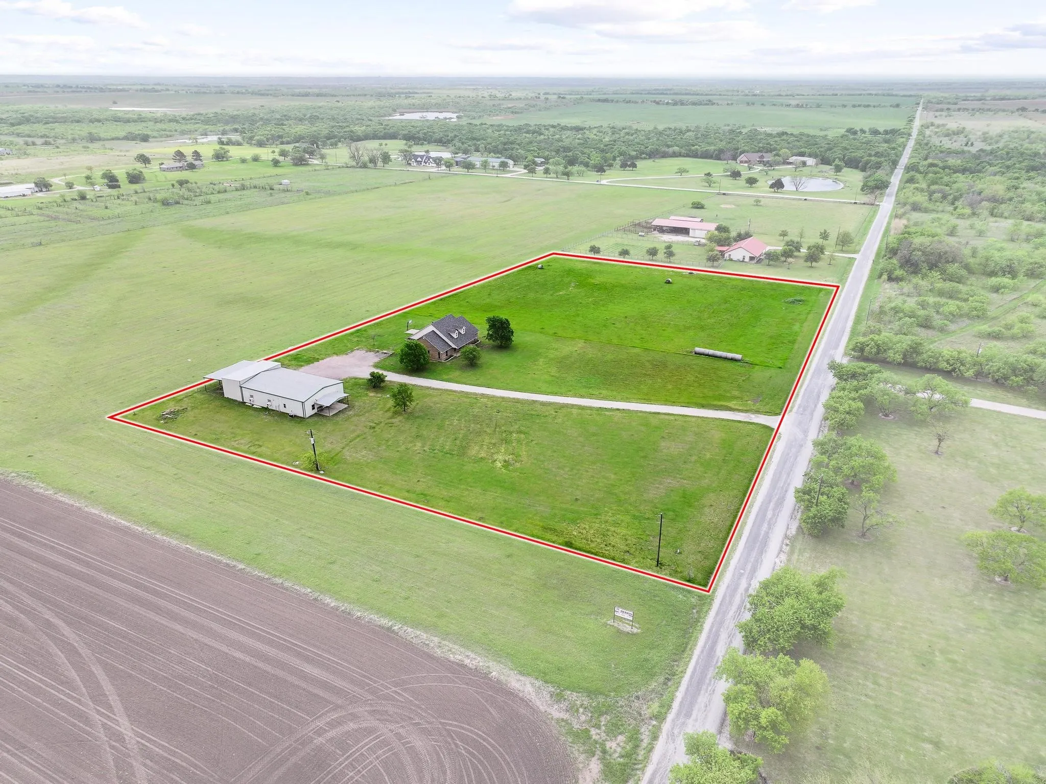 Single Family Residence For Sale in Grayson County , 386 Scoggins Road, Tioga, Texas 76271, 4 Bedroom, 2 Bathroom, 3 Garage spaces, 2,187 Sqft, built in 2005, mls#21228433, Real Estate Agent in Tioga, Homes For Sale in Grayson county, Homes For Sale in Tioga, Realtor in Tioga Texas, Real Estate Brokerage Independent Realty Texas, Luminita Cordes Realtor