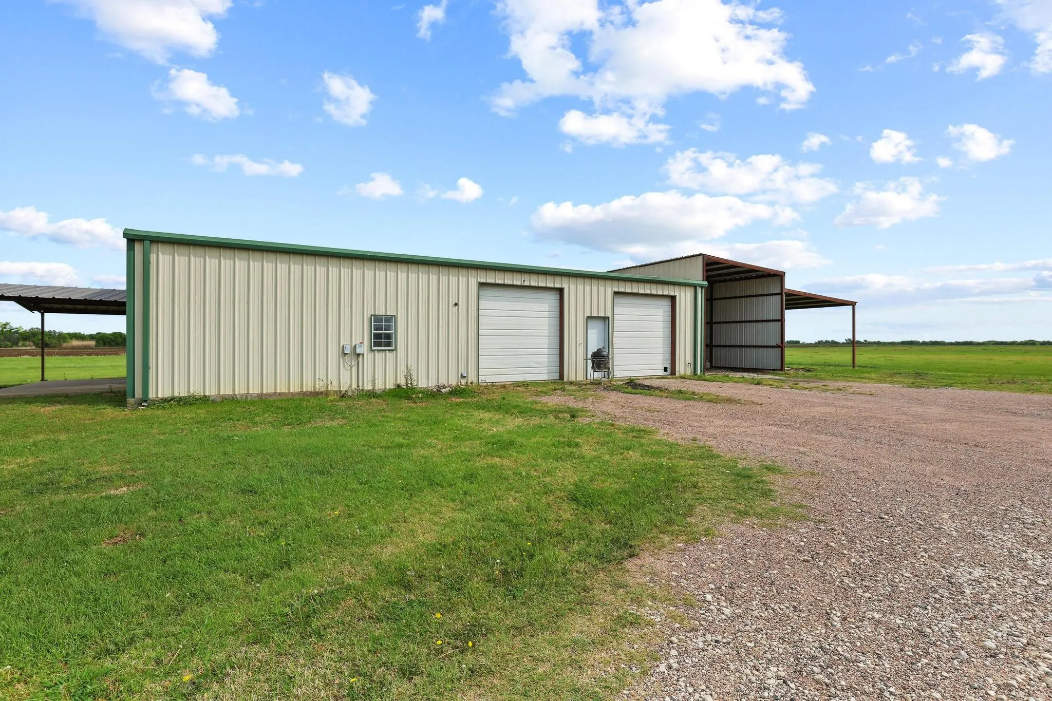 Single Family Residence For Sale in Grayson County , 386 Scoggins Road, Tioga, Texas 76271, 4 Bedroom, 2 Bathroom, 3 Garage spaces, 2,187 Sqft, built in 2005, mls#21228433, Real Estate Agent in Tioga, Homes For Sale in Grayson county, Homes For Sale in Tioga, Realtor in Tioga Texas, Real Estate Brokerage Independent Realty Texas, Luminita Cordes Realtor