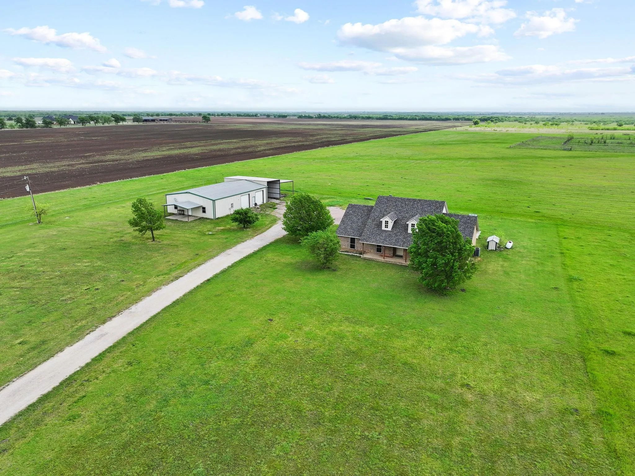 Single Family Residence For Sale in Grayson County , 386 Scoggins Road, Tioga, Texas 76271, 4 Bedroom, 2 Bathroom, 3 Garage spaces, 2,187 Sqft, built in 2005, mls#21228433, Real Estate Agent in Tioga, Homes For Sale in Grayson county, Homes For Sale in Tioga, Realtor in Tioga Texas, Real Estate Brokerage Independent Realty Texas, Luminita Cordes Realtor