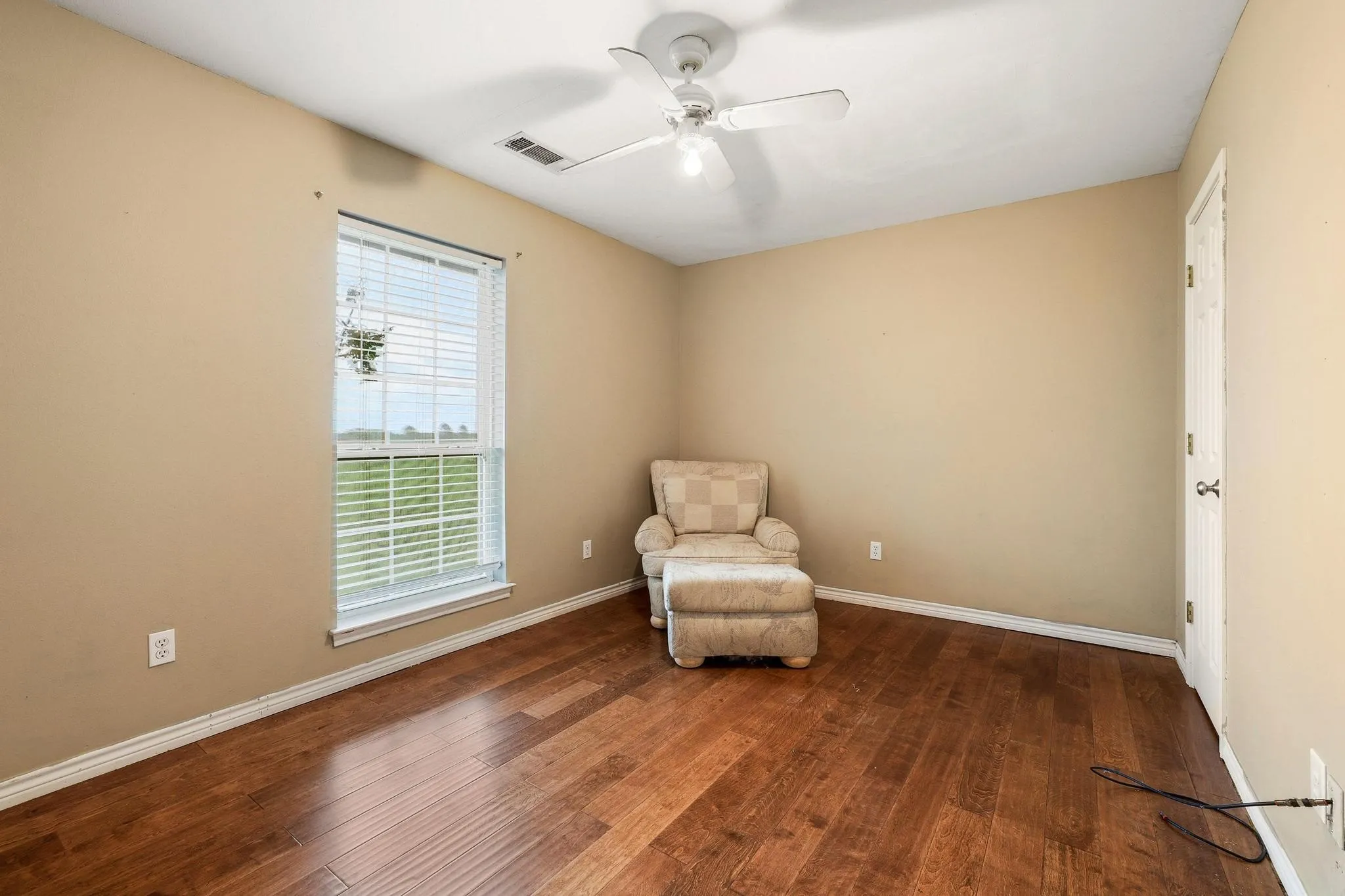 Single Family Residence For Sale in Grayson County , 386 Scoggins Road, Tioga, Texas 76271, 4 Bedroom, 2 Bathroom, 3 Garage spaces, 2,187 Sqft, built in 2005, mls#21228433, Real Estate Agent in Tioga, Homes For Sale in Grayson county, Homes For Sale in Tioga, Realtor in Tioga Texas, Real Estate Brokerage Independent Realty Texas, Luminita Cordes Realtor