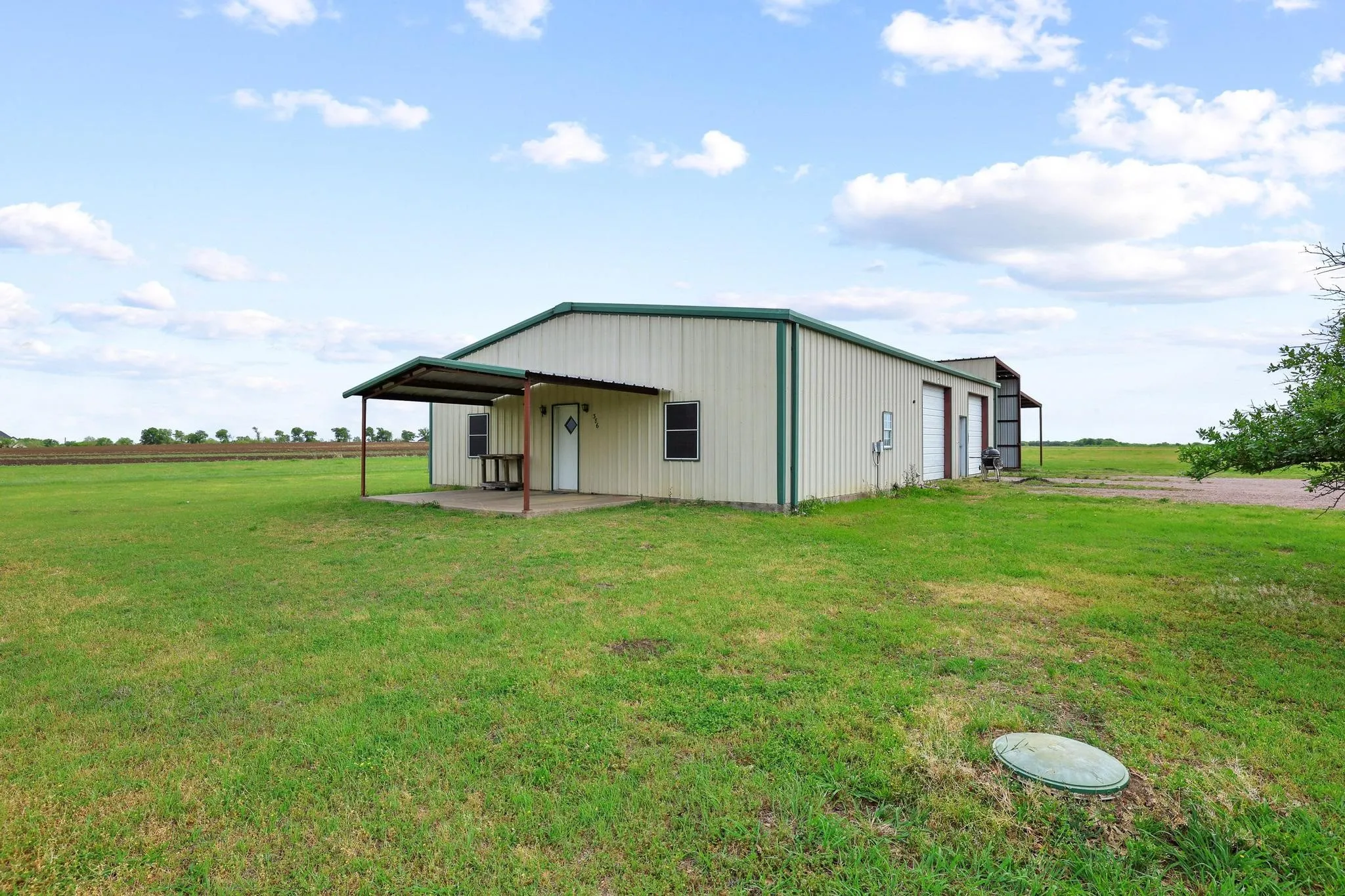Single Family Residence For Sale in Grayson County , 386 Scoggins Road, Tioga, Texas 76271, 4 Bedroom, 2 Bathroom, 3 Garage spaces, 2,187 Sqft, built in 2005, mls#21228433, Real Estate Agent in Tioga, Homes For Sale in Grayson county, Homes For Sale in Tioga, Realtor in Tioga Texas, Real Estate Brokerage Independent Realty Texas, Luminita Cordes Realtor