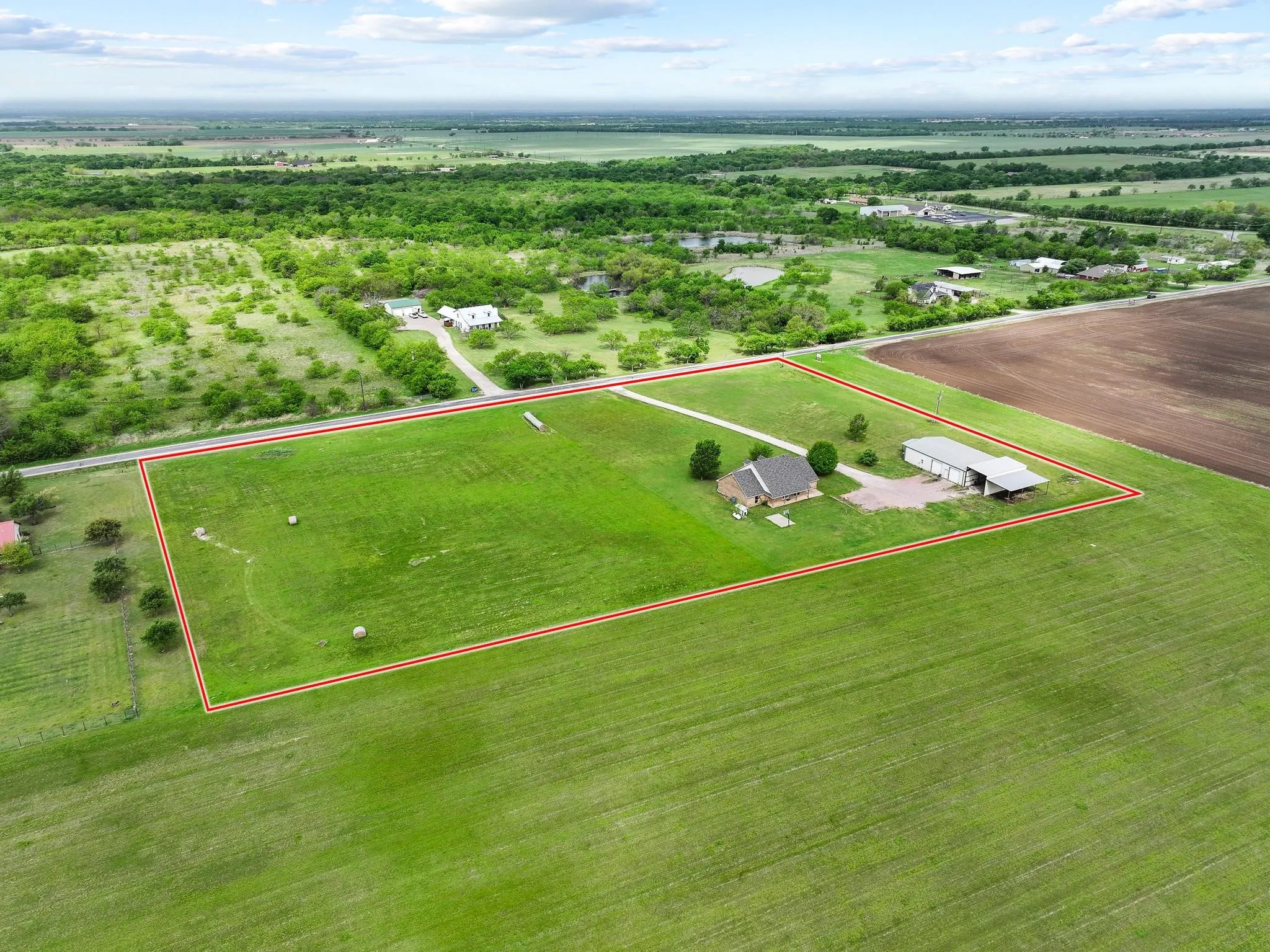 Single Family Residence For Sale in Grayson County , 386 Scoggins Road, Tioga, Texas 76271, 4 Bedroom, 2 Bathroom, 3 Garage spaces, 2,187 Sqft, built in 2005, mls#21228433, Real Estate Agent in Tioga, Homes For Sale in Grayson county, Homes For Sale in Tioga, Realtor in Tioga Texas, Real Estate Brokerage Independent Realty Texas, Luminita Cordes Realtor