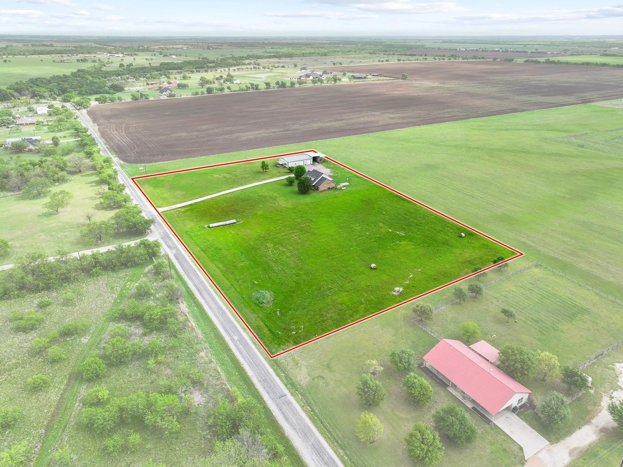 Single Family Residence For Sale in Grayson County , 386 Scoggins Road, Tioga, Texas 76271, 4 Bedroom, 2 Bathroom, 3 Garage spaces, 2,187 Sqft, built in 2005, mls#21228433, Real Estate Agent in Tioga, Homes For Sale in Grayson county, Homes For Sale in Tioga, Realtor in Tioga Texas, Real Estate Brokerage Independent Realty Texas, Luminita Cordes Realtor