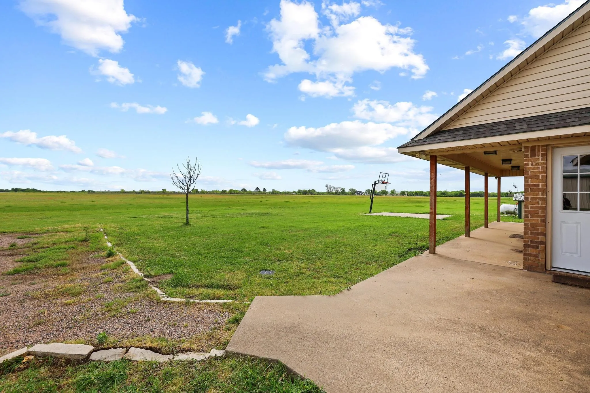 Single Family Residence For Sale in Grayson County , 386 Scoggins Road, Tioga, Texas 76271, 4 Bedroom, 2 Bathroom, 3 Garage spaces, 2,187 Sqft, built in 2005, mls#21228433, Real Estate Agent in Tioga, Homes For Sale in Grayson county, Homes For Sale in Tioga, Realtor in Tioga Texas, Real Estate Brokerage Independent Realty Texas, Luminita Cordes Realtor