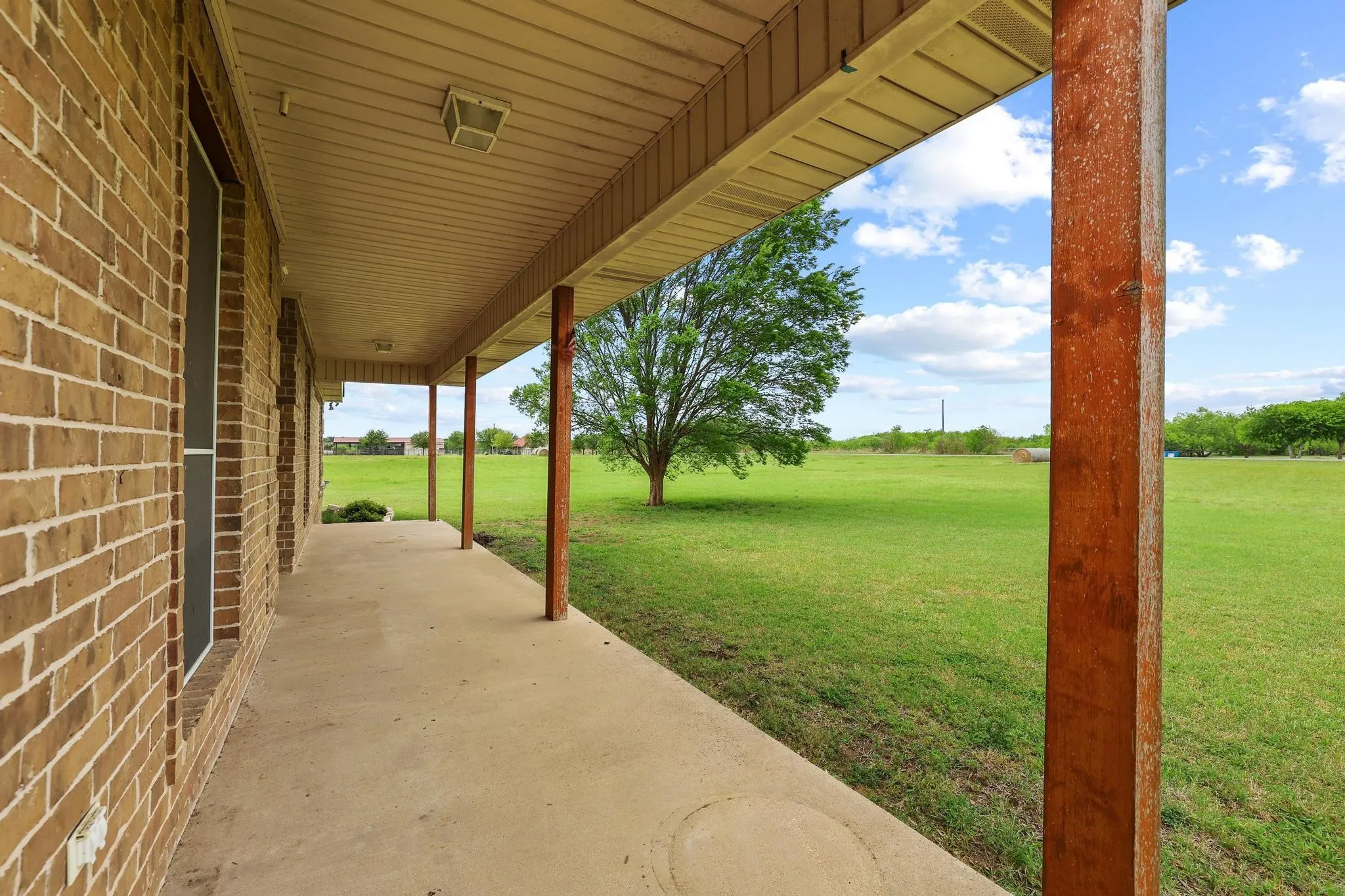 Single Family Residence For Sale in Grayson County , 386 Scoggins Road, Tioga, Texas 76271, 4 Bedroom, 2 Bathroom, 3 Garage spaces, 2,187 Sqft, built in 2005, mls#21228433, Real Estate Agent in Tioga, Homes For Sale in Grayson county, Homes For Sale in Tioga, Realtor in Tioga Texas, Real Estate Brokerage Independent Realty Texas, Luminita Cordes Realtor