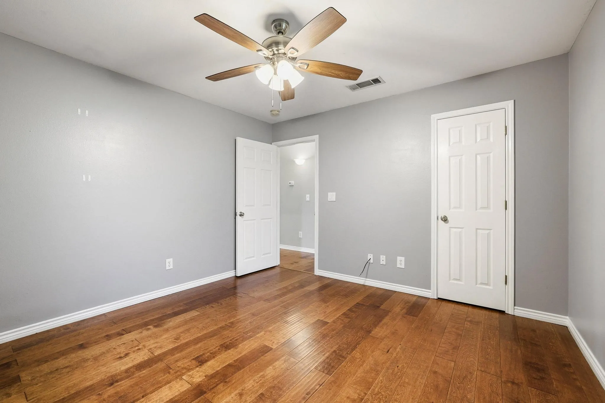 Single Family Residence For Sale in Grayson County , 386 Scoggins Road, Tioga, Texas 76271, 4 Bedroom, 2 Bathroom, 3 Garage spaces, 2,187 Sqft, built in 2005, mls#21228433, Real Estate Agent in Tioga, Homes For Sale in Grayson county, Homes For Sale in Tioga, Realtor in Tioga Texas, Real Estate Brokerage Independent Realty Texas, Luminita Cordes Realtor