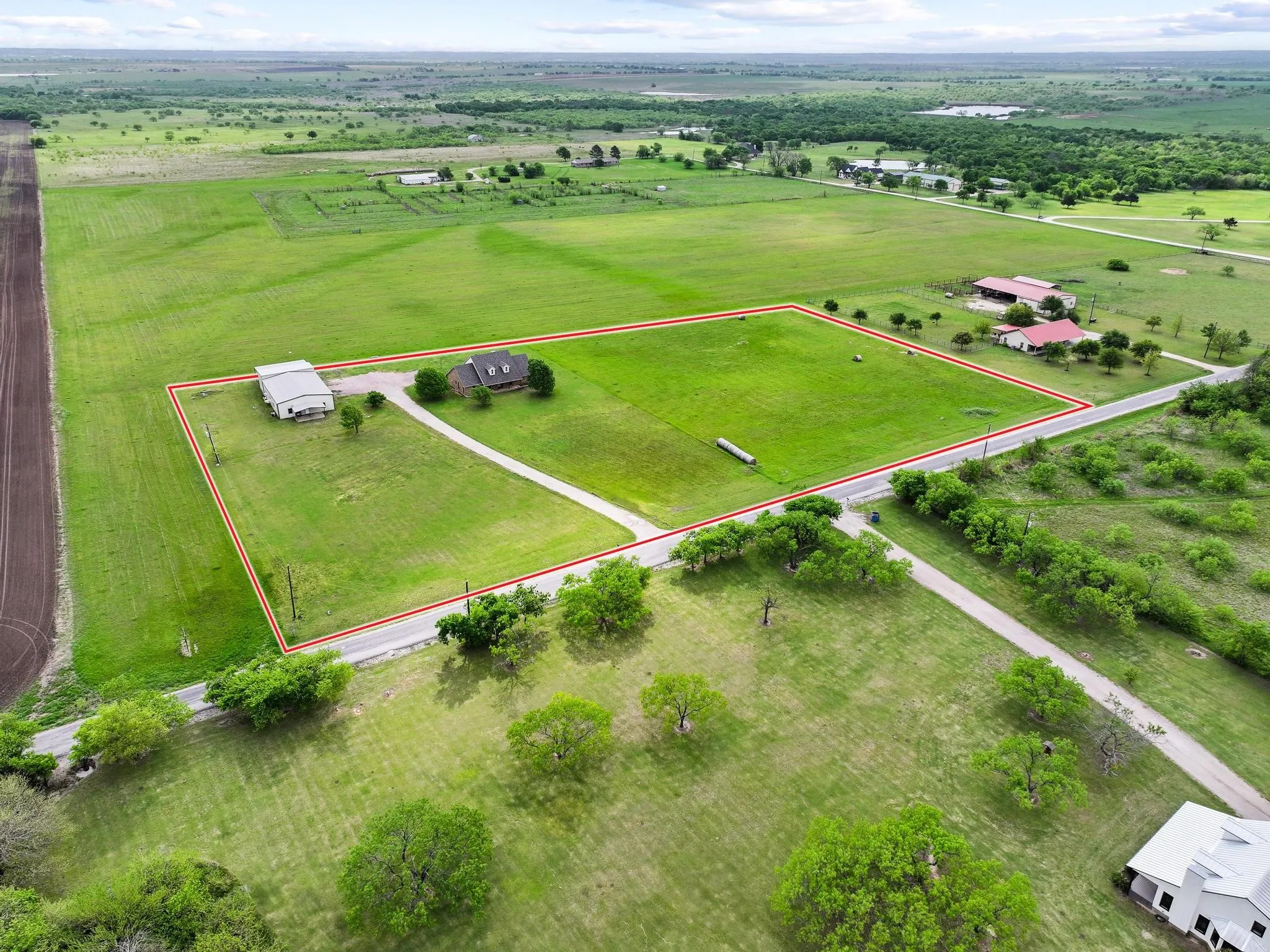 Single Family Residence For Sale in Grayson County , 386 Scoggins Road, Tioga, Texas 76271, 4 Bedroom, 2 Bathroom, 3 Garage spaces, 2,187 Sqft, built in 2005, mls#21228433, Real Estate Agent in Tioga, Homes For Sale in Grayson county, Homes For Sale in Tioga, Realtor in Tioga Texas, Real Estate Brokerage Independent Realty Texas, Luminita Cordes Realtor
