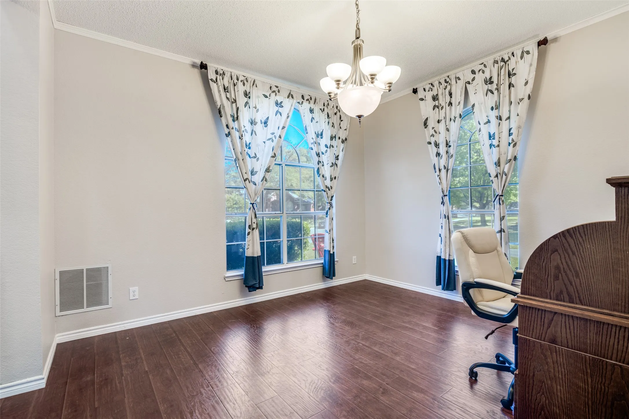 Single Family Residence For Sale in Rockwall County , 7517 Silverthorn Drive, Rowlett, Texas 75089, 5 Bedroom, 4 Bathroom, 2 Garage spaces, 4,095 Sqft, built in 1994, Preowned, mls#21229724, Real Estate Agent in Rowlett, Homes For Sale in Rockwall county, Homes For Sale in Rowlett, Realtor in Rowlett Texas, Real Estate Brokerage Independent Realty Texas, Luminita Cordes Realtor
