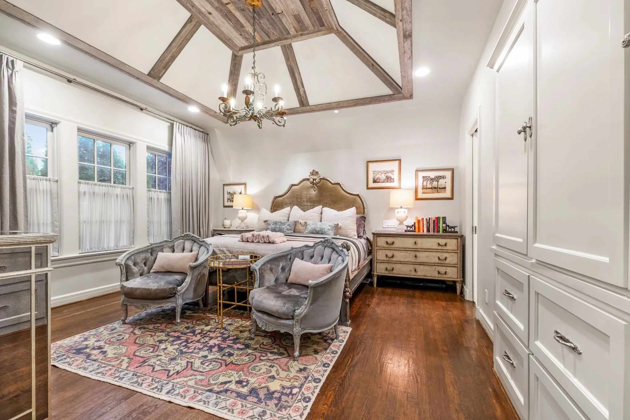 Single Family Residence For Sale in Dallas County , 4309 Beverly Drive, Highland Park, Texas 75205, 4 Bedroom, 4 Bathroom, 2 Garage spaces, 3,876 Sqft, built in 1928, Preowned, mls#21202714, Real Estate Agent in Highland Park, Homes For Sale in Dallas county, Homes For Sale in Highland Park, Realtor in Highland Park Texas, Real Estate Brokerage Independent Realty Texas, Luminita Cordes Realtor