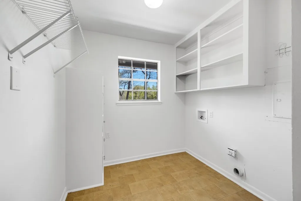Laundry area featuring baseboards and washer hookup