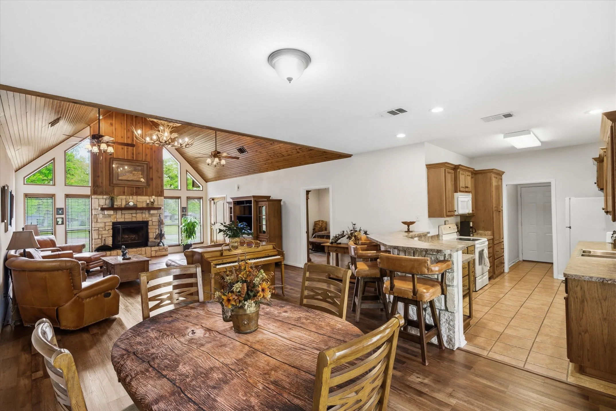 Single Family Residence For Sale in Van Zandt County , 167 VZ County Road 4202, Canton, Texas 75103, 4 Bedrooms, 3 Bathrooms, 3 Garage spaces, 2,408 Sqft, built in 2006, Preowned, Price $600,000, mls#21223940, Real Estate Agent in Canton, Homes For Sale in Van Zandt county, Homes For Sale in Canton, Realtor in Canton Texas, Real Estate Brokerage Independent Realty Texas, Luminita Cordes Realtor