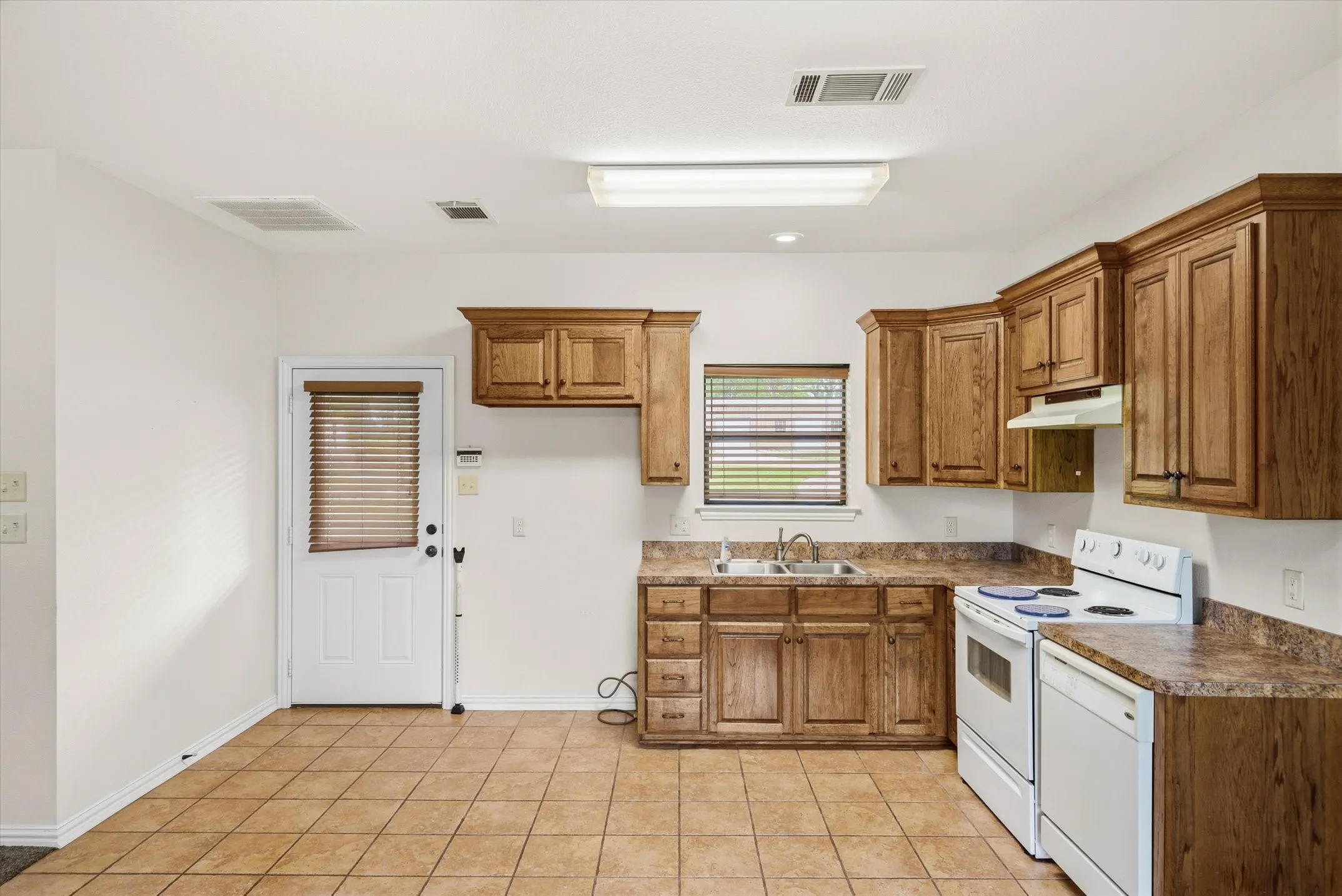 Single Family Residence For Sale in Van Zandt County , 167 VZ County Road 4202, Canton, Texas 75103, 4 Bedrooms, 3 Bathrooms, 3 Garage spaces, 2,408 Sqft, built in 2006, Preowned, Price $600,000, mls#21223940, Real Estate Agent in Canton, Homes For Sale in Van Zandt county, Homes For Sale in Canton, Realtor in Canton Texas, Real Estate Brokerage Independent Realty Texas, Luminita Cordes Realtor