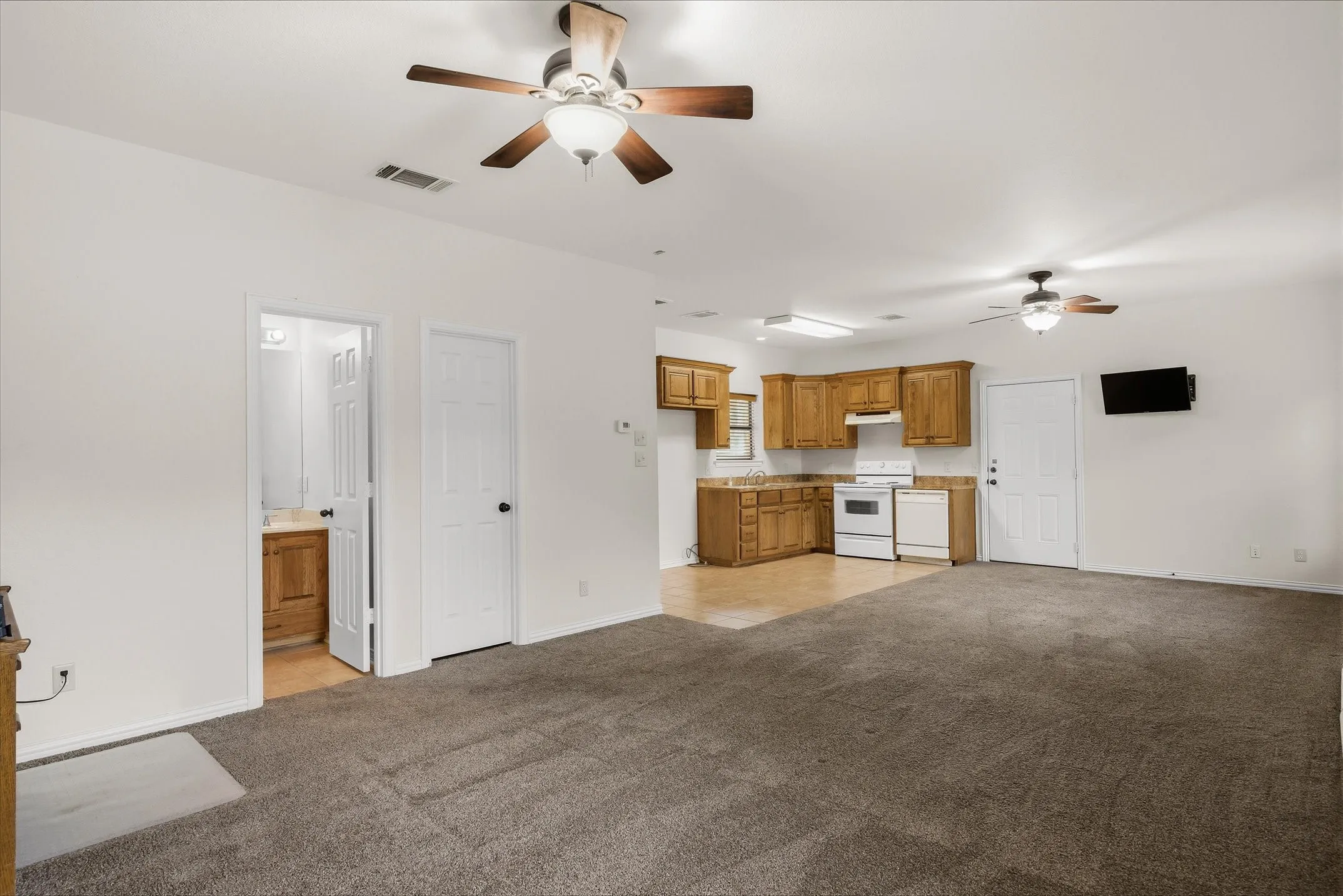 Single Family Residence For Sale in Van Zandt County , 167 VZ County Road 4202, Canton, Texas 75103, 4 Bedrooms, 3 Bathrooms, 3 Garage spaces, 2,408 Sqft, built in 2006, Preowned, Price $600,000, mls#21223940, Real Estate Agent in Canton, Homes For Sale in Van Zandt county, Homes For Sale in Canton, Realtor in Canton Texas, Real Estate Brokerage Independent Realty Texas, Luminita Cordes Realtor