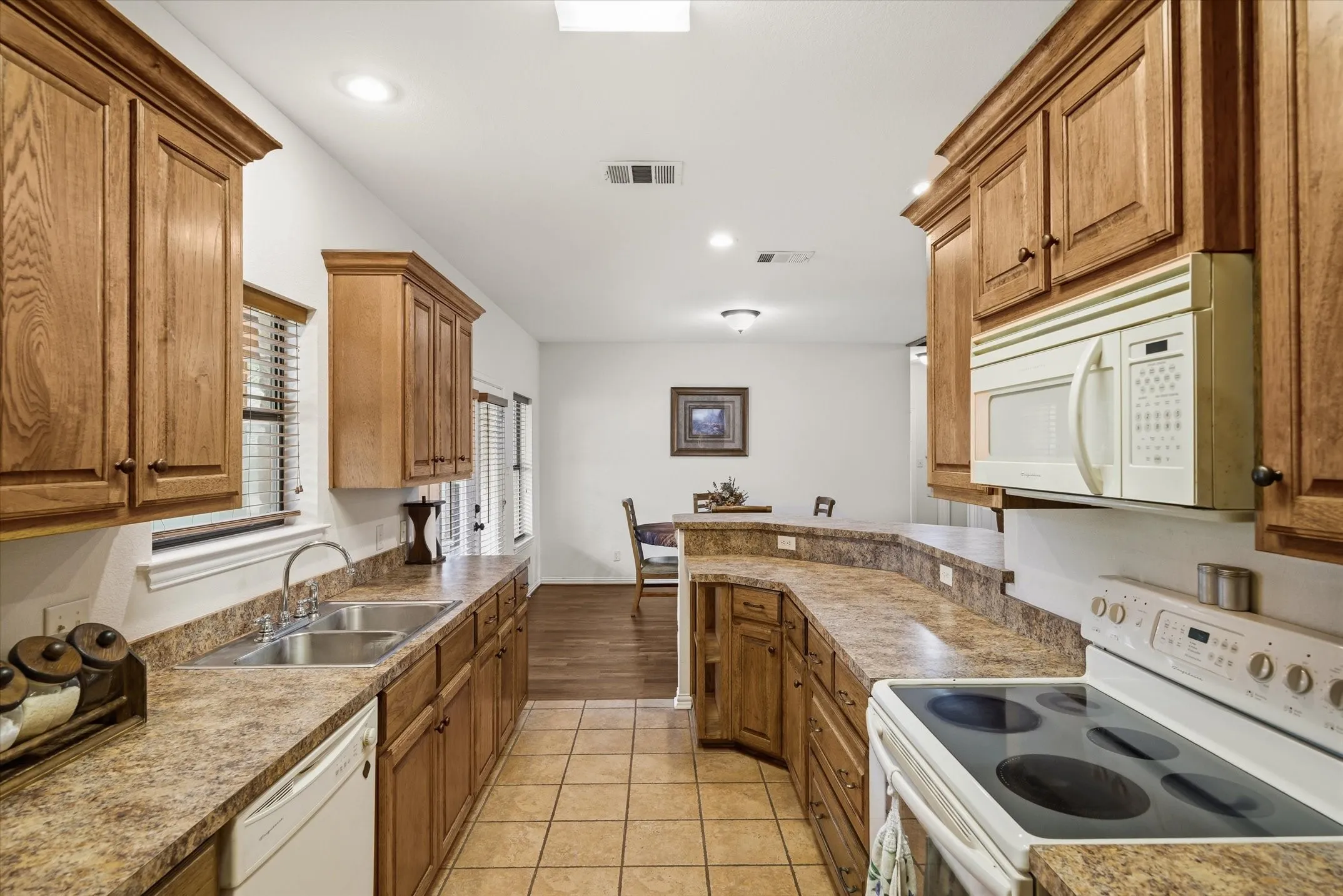 Single Family Residence For Sale in Van Zandt County , 167 VZ County Road 4202, Canton, Texas 75103, 4 Bedrooms, 3 Bathrooms, 3 Garage spaces, 2,408 Sqft, built in 2006, Preowned, Price $600,000, mls#21223940, Real Estate Agent in Canton, Homes For Sale in Van Zandt county, Homes For Sale in Canton, Realtor in Canton Texas, Real Estate Brokerage Independent Realty Texas, Luminita Cordes Realtor