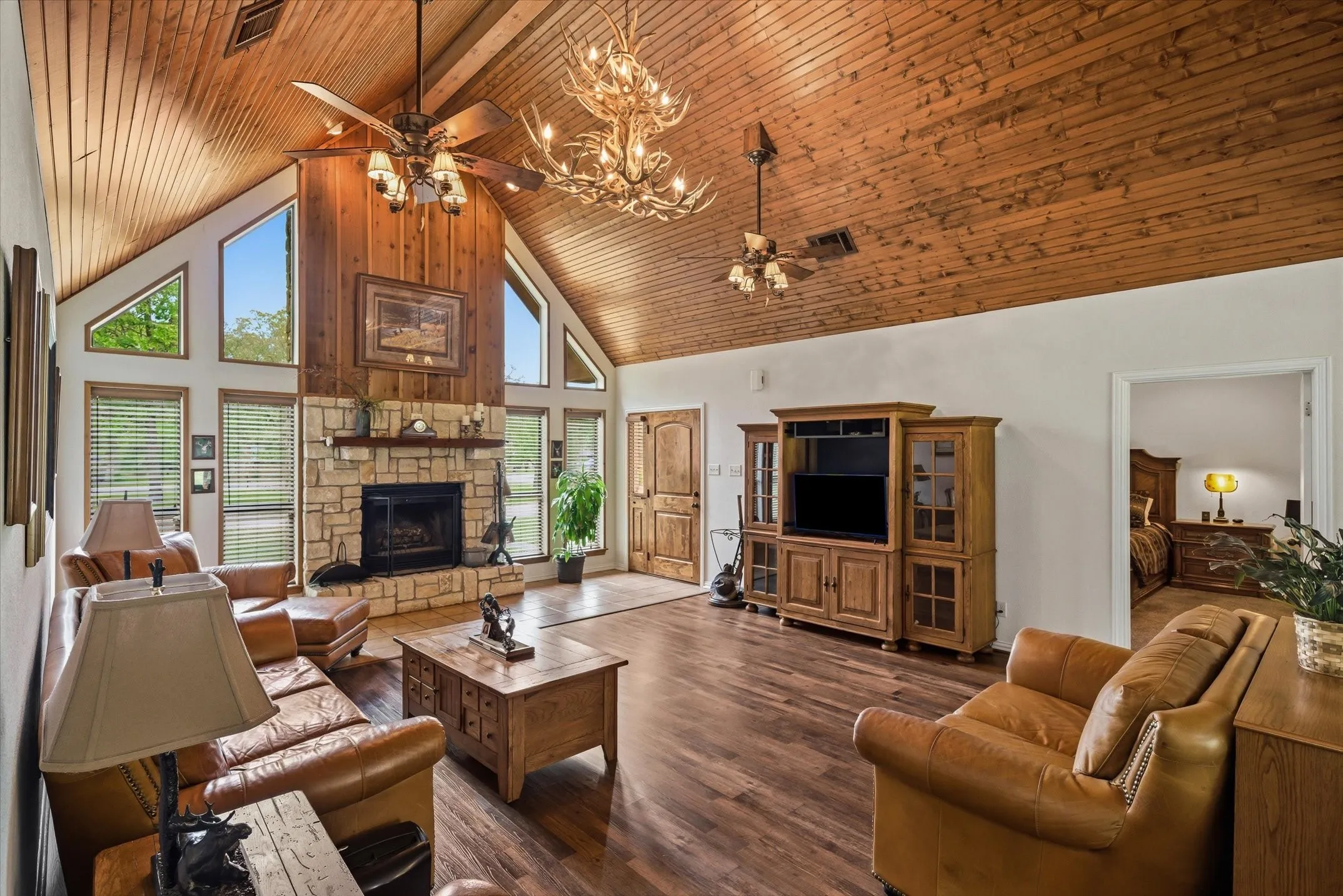 Single Family Residence For Sale in Van Zandt County , 167 VZ County Road 4202, Canton, Texas 75103, 4 Bedrooms, 3 Bathrooms, 3 Garage spaces, 2,408 Sqft, built in 2006, Preowned, Price $600,000, mls#21223940, Real Estate Agent in Canton, Homes For Sale in Van Zandt county, Homes For Sale in Canton, Realtor in Canton Texas, Real Estate Brokerage Independent Realty Texas, Luminita Cordes Realtor