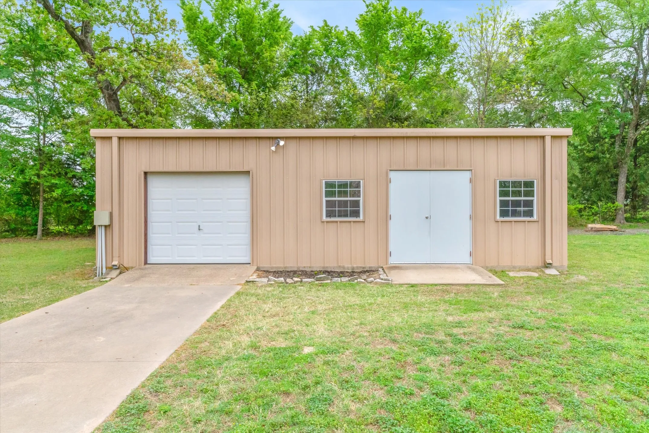 Single Family Residence For Sale in Van Zandt County , 167 VZ County Road 4202, Canton, Texas 75103, 4 Bedrooms, 3 Bathrooms, 3 Garage spaces, 2,408 Sqft, built in 2006, Preowned, Price $600,000, mls#21223940, Real Estate Agent in Canton, Homes For Sale in Van Zandt county, Homes For Sale in Canton, Realtor in Canton Texas, Real Estate Brokerage Independent Realty Texas, Luminita Cordes Realtor