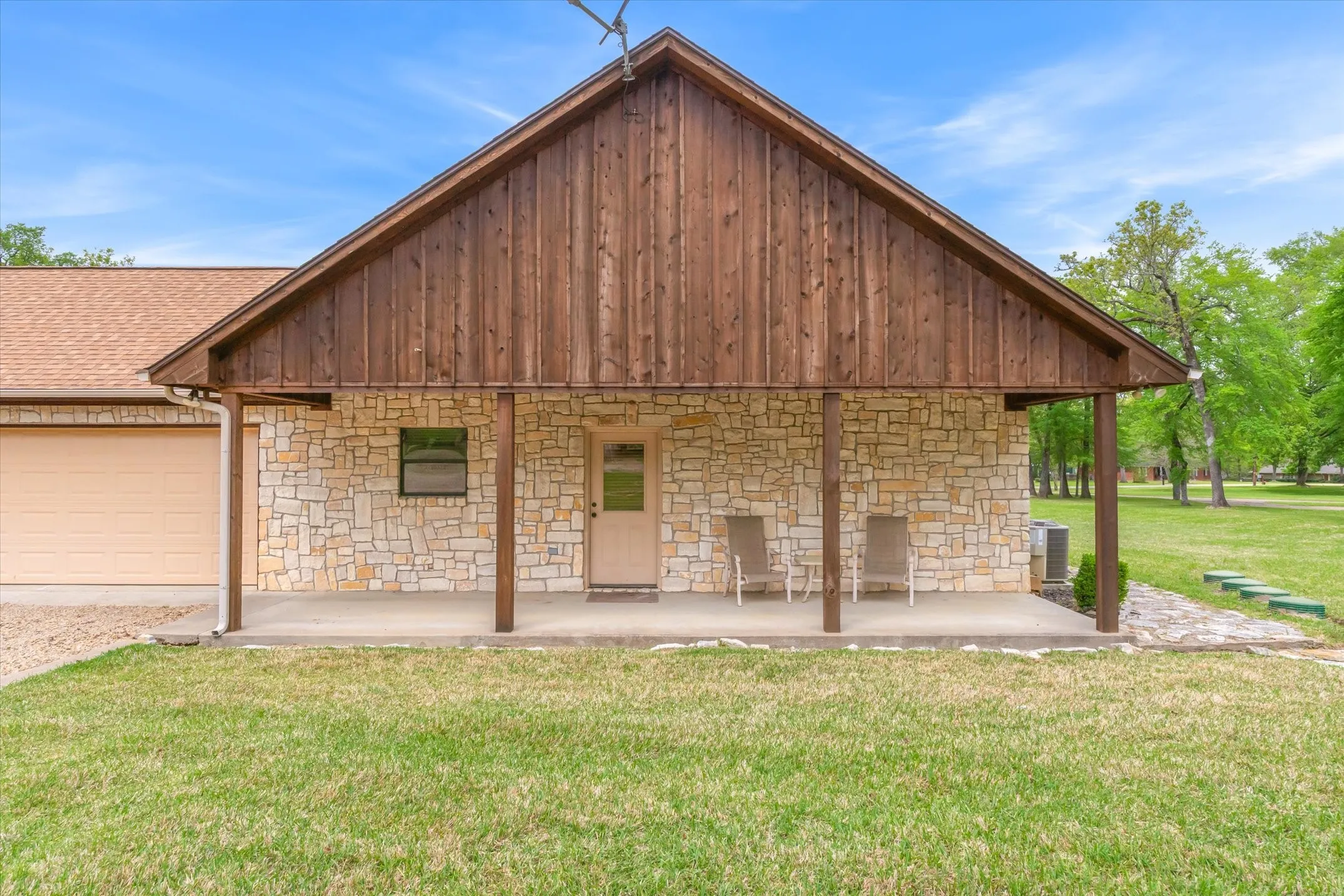 Single Family Residence For Sale in Van Zandt County , 167 VZ County Road 4202, Canton, Texas 75103, 4 Bedrooms, 3 Bathrooms, 3 Garage spaces, 2,408 Sqft, built in 2006, Preowned, Price $600,000, mls#21223940, Real Estate Agent in Canton, Homes For Sale in Van Zandt county, Homes For Sale in Canton, Realtor in Canton Texas, Real Estate Brokerage Independent Realty Texas, Luminita Cordes Realtor