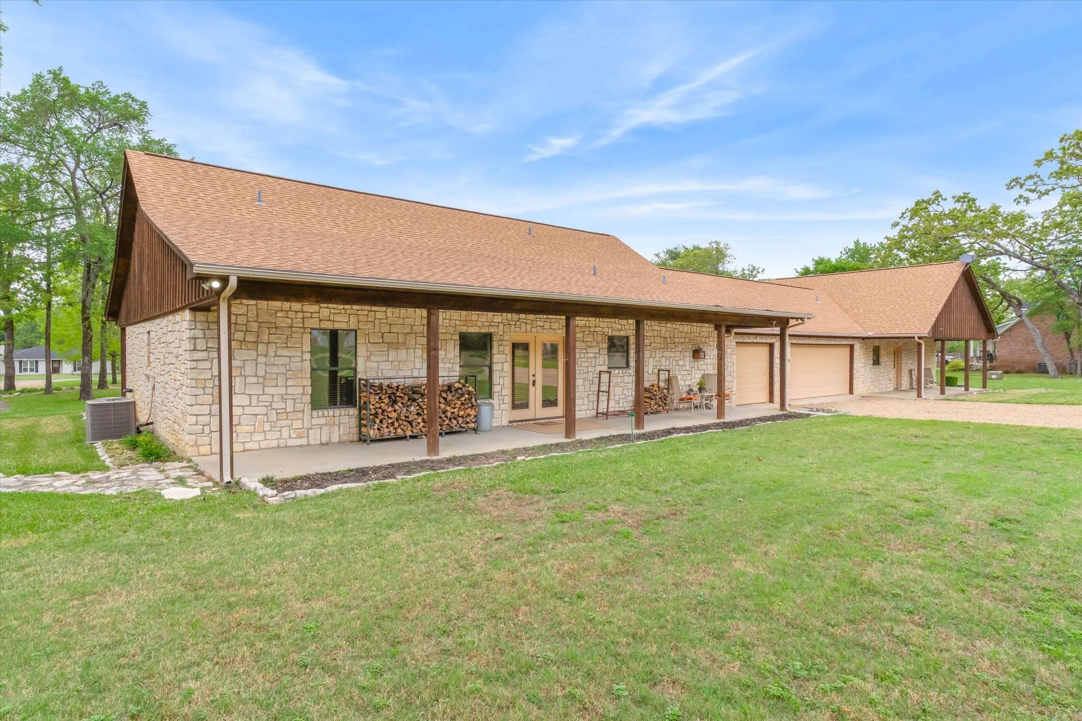 Single Family Residence For Sale in Van Zandt County , 167 VZ County Road 4202, Canton, Texas 75103, 4 Bedrooms, 3 Bathrooms, 3 Garage spaces, 2,408 Sqft, built in 2006, Preowned, Price $600,000, mls#21223940, Real Estate Agent in Canton, Homes For Sale in Van Zandt county, Homes For Sale in Canton, Realtor in Canton Texas, Real Estate Brokerage Independent Realty Texas, Luminita Cordes Realtor