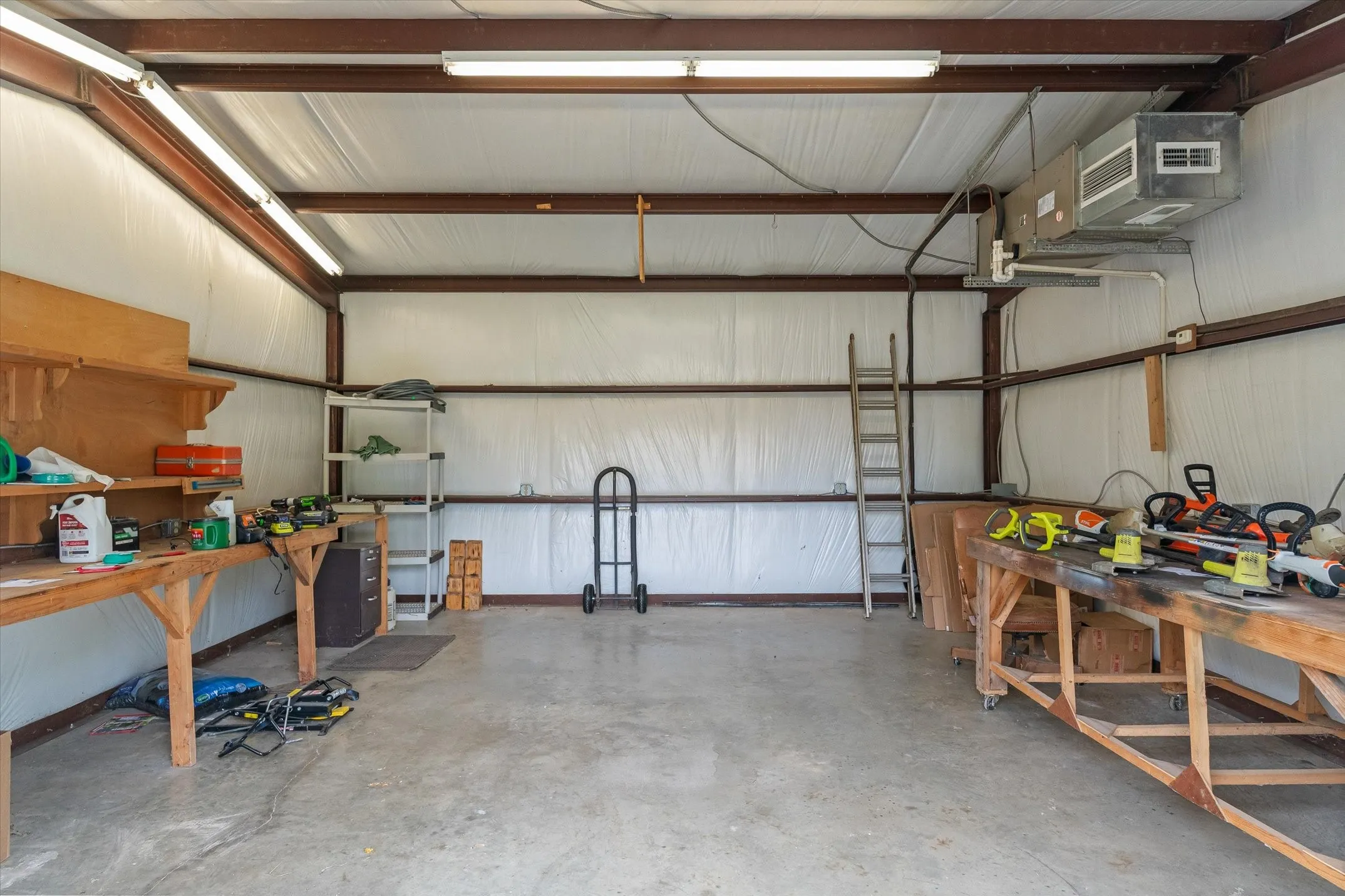 Single Family Residence For Sale in Van Zandt County , 167 VZ County Road 4202, Canton, Texas 75103, 4 Bedrooms, 3 Bathrooms, 3 Garage spaces, 2,408 Sqft, built in 2006, Preowned, Price $600,000, mls#21223940, Real Estate Agent in Canton, Homes For Sale in Van Zandt county, Homes For Sale in Canton, Realtor in Canton Texas, Real Estate Brokerage Independent Realty Texas, Luminita Cordes Realtor