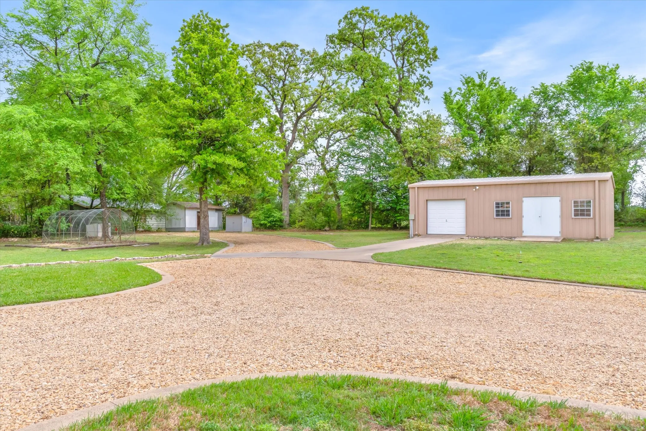 Single Family Residence For Sale in Van Zandt County , 167 VZ County Road 4202, Canton, Texas 75103, 4 Bedrooms, 3 Bathrooms, 3 Garage spaces, 2,408 Sqft, built in 2006, Preowned, Price $600,000, mls#21223940, Real Estate Agent in Canton, Homes For Sale in Van Zandt county, Homes For Sale in Canton, Realtor in Canton Texas, Real Estate Brokerage Independent Realty Texas, Luminita Cordes Realtor