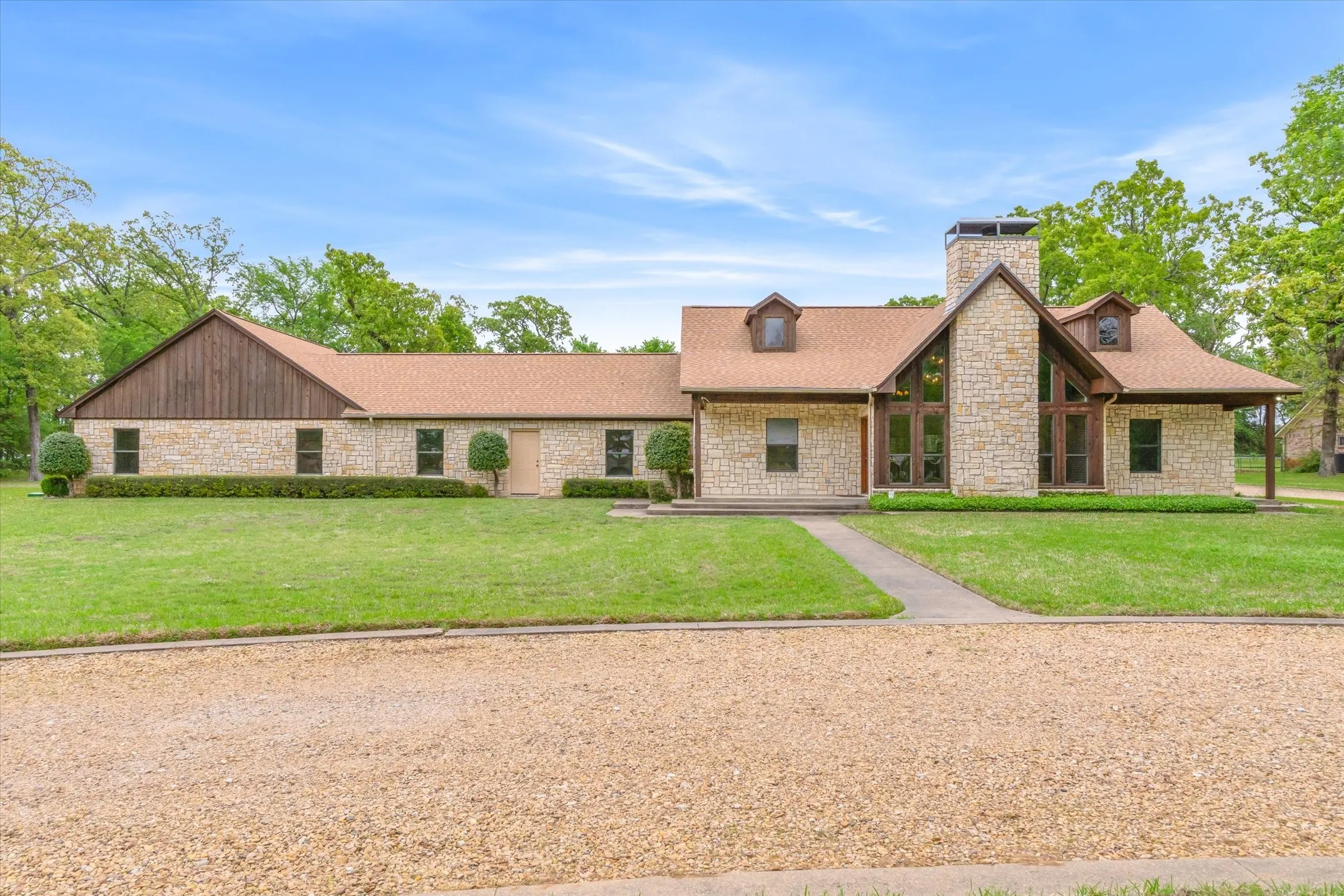 Single Family Residence For Sale in Van Zandt County , 167 VZ County Road 4202, Canton, Texas 75103, 4 Bedrooms, 3 Bathrooms, 3 Garage spaces, 2,408 Sqft, built in 2006, Preowned, Price $600,000, mls#21223940, Real Estate Agent in Canton, Homes For Sale in Van Zandt county, Homes For Sale in Canton, Realtor in Canton Texas, Real Estate Brokerage Independent Realty Texas, Luminita Cordes Realtor