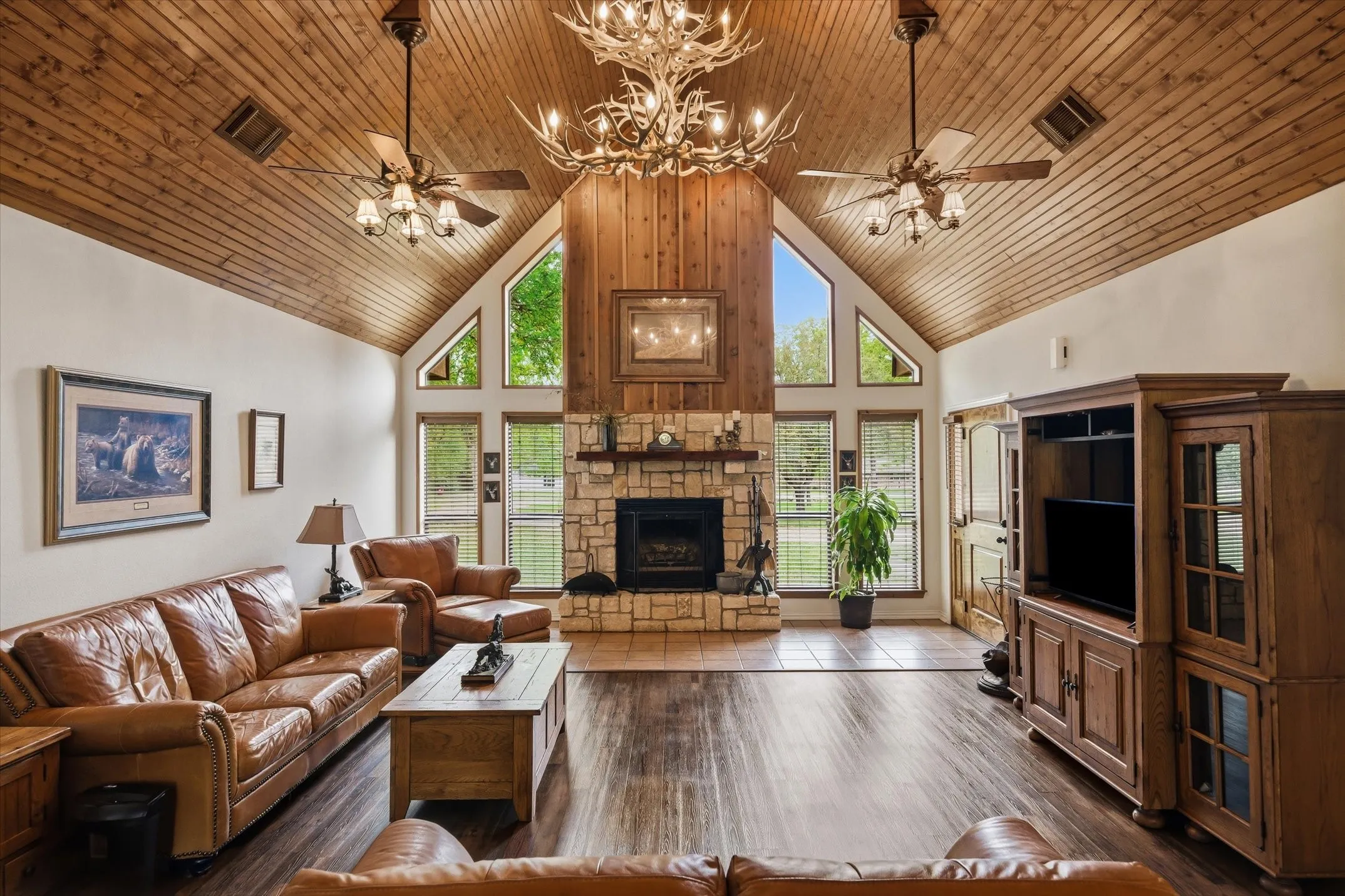 Single Family Residence For Sale in Van Zandt County , 167 VZ County Road 4202, Canton, Texas 75103, 4 Bedrooms, 3 Bathrooms, 3 Garage spaces, 2,408 Sqft, built in 2006, Preowned, Price $600,000, mls#21223940, Real Estate Agent in Canton, Homes For Sale in Van Zandt county, Homes For Sale in Canton, Realtor in Canton Texas, Real Estate Brokerage Independent Realty Texas, Luminita Cordes Realtor