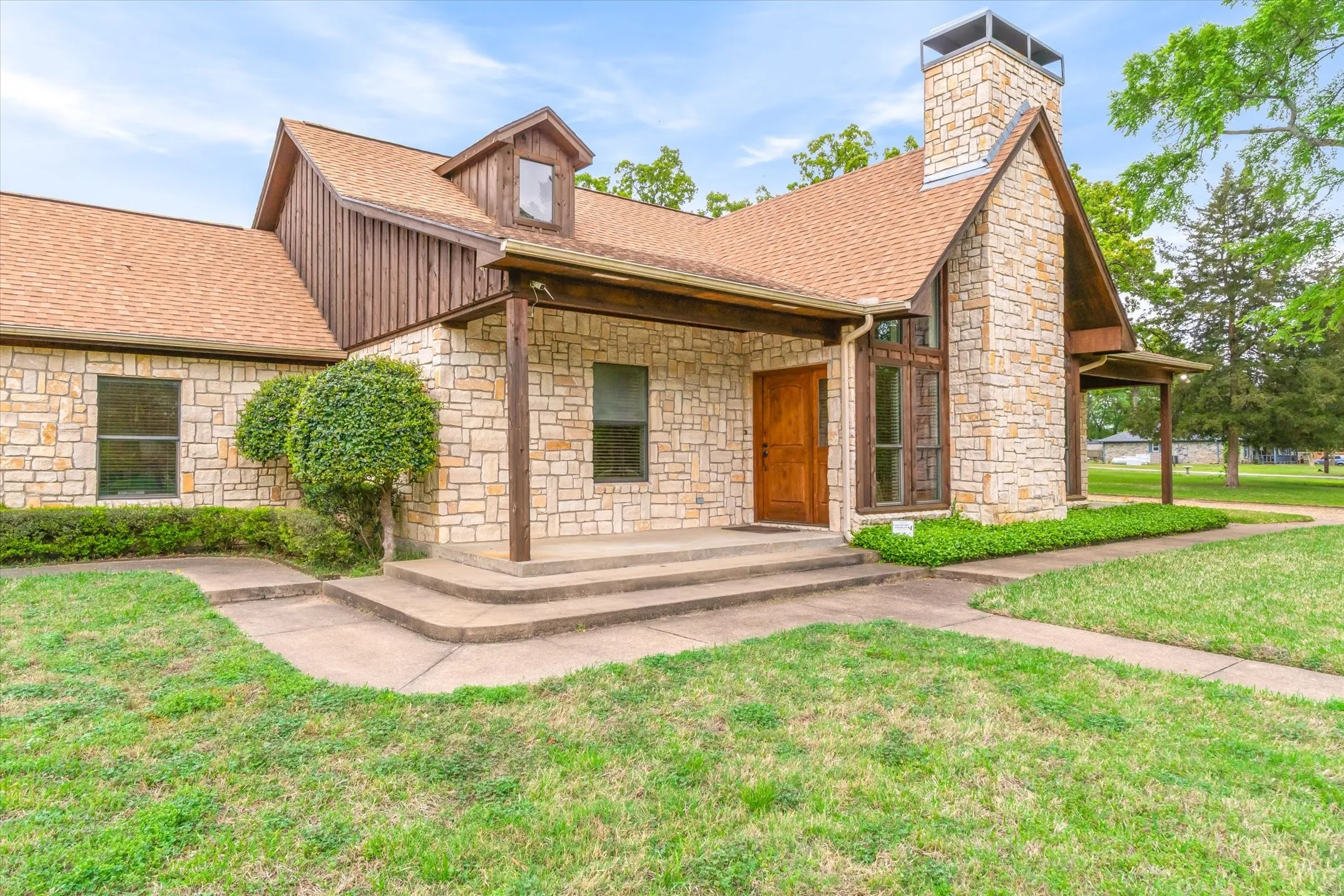 Single Family Residence For Sale in Van Zandt County , 167 VZ County Road 4202, Canton, Texas 75103, 4 Bedrooms, 3 Bathrooms, 3 Garage spaces, 2,408 Sqft, built in 2006, Preowned, Price $600,000, mls#21223940, Real Estate Agent in Canton, Homes For Sale in Van Zandt county, Homes For Sale in Canton, Realtor in Canton Texas, Real Estate Brokerage Independent Realty Texas, Luminita Cordes Realtor