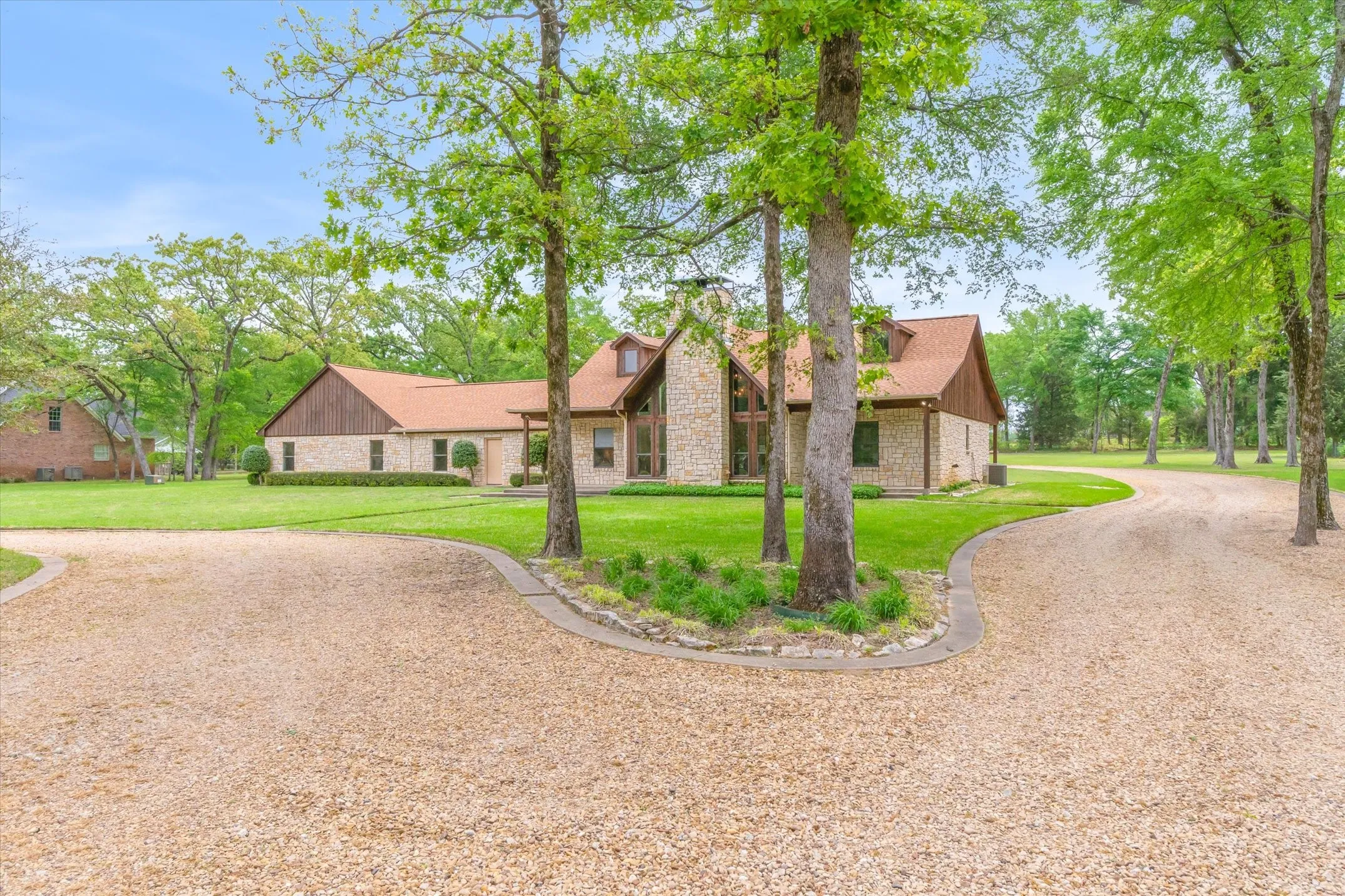 Single Family Residence For Sale in Van Zandt County , 167 VZ County Road 4202, Canton, Texas 75103, 4 Bedrooms, 3 Bathrooms, 3 Garage spaces, 2,408 Sqft, built in 2006, Preowned, Price $600,000, mls#21223940, Real Estate Agent in Canton, Homes For Sale in Van Zandt county, Homes For Sale in Canton, Realtor in Canton Texas, Real Estate Brokerage Independent Realty Texas, Luminita Cordes Realtor