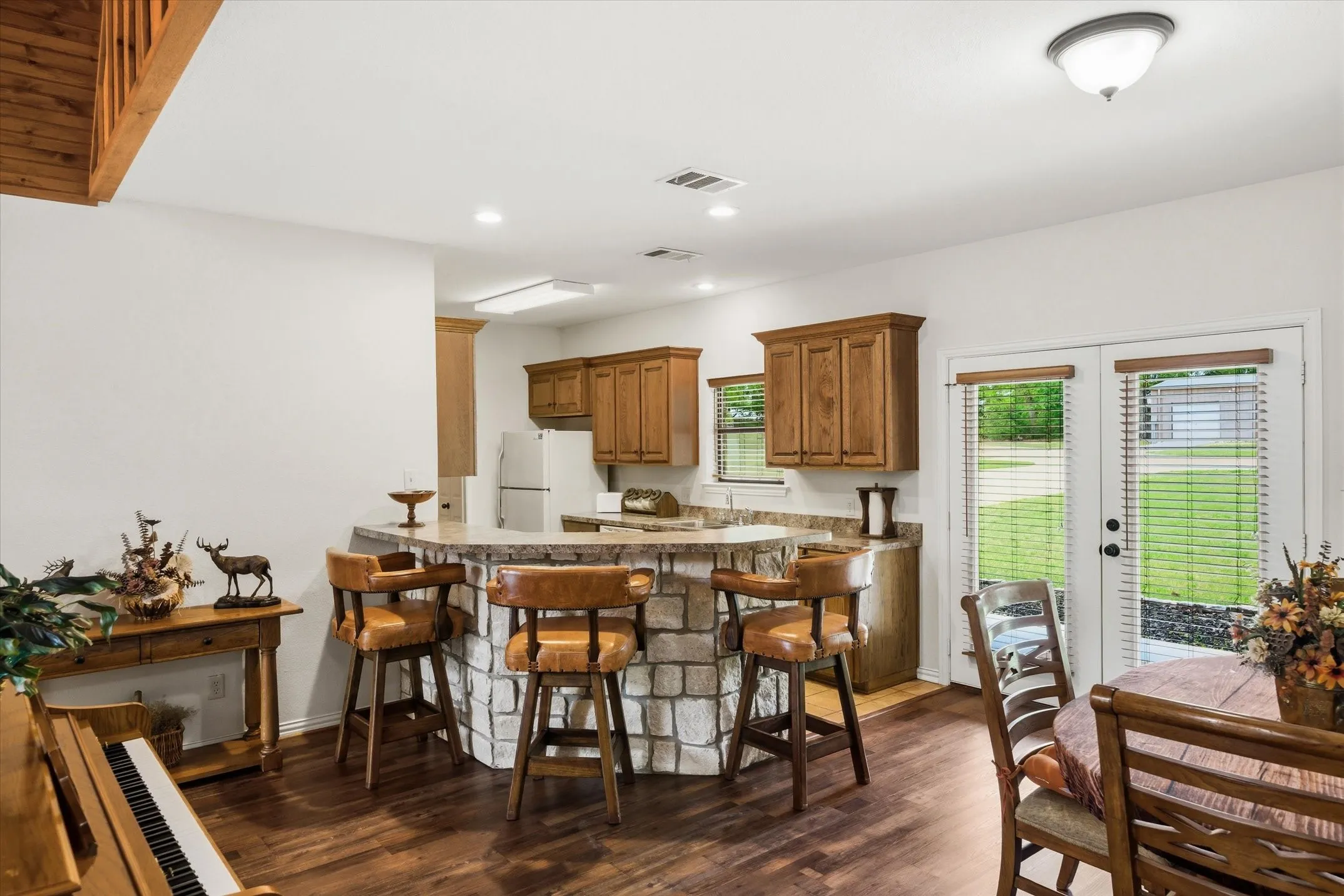 Single Family Residence For Sale in Van Zandt County , 167 VZ County Road 4202, Canton, Texas 75103, 4 Bedrooms, 3 Bathrooms, 3 Garage spaces, 2,408 Sqft, built in 2006, Preowned, Price $600,000, mls#21223940, Real Estate Agent in Canton, Homes For Sale in Van Zandt county, Homes For Sale in Canton, Realtor in Canton Texas, Real Estate Brokerage Independent Realty Texas, Luminita Cordes Realtor