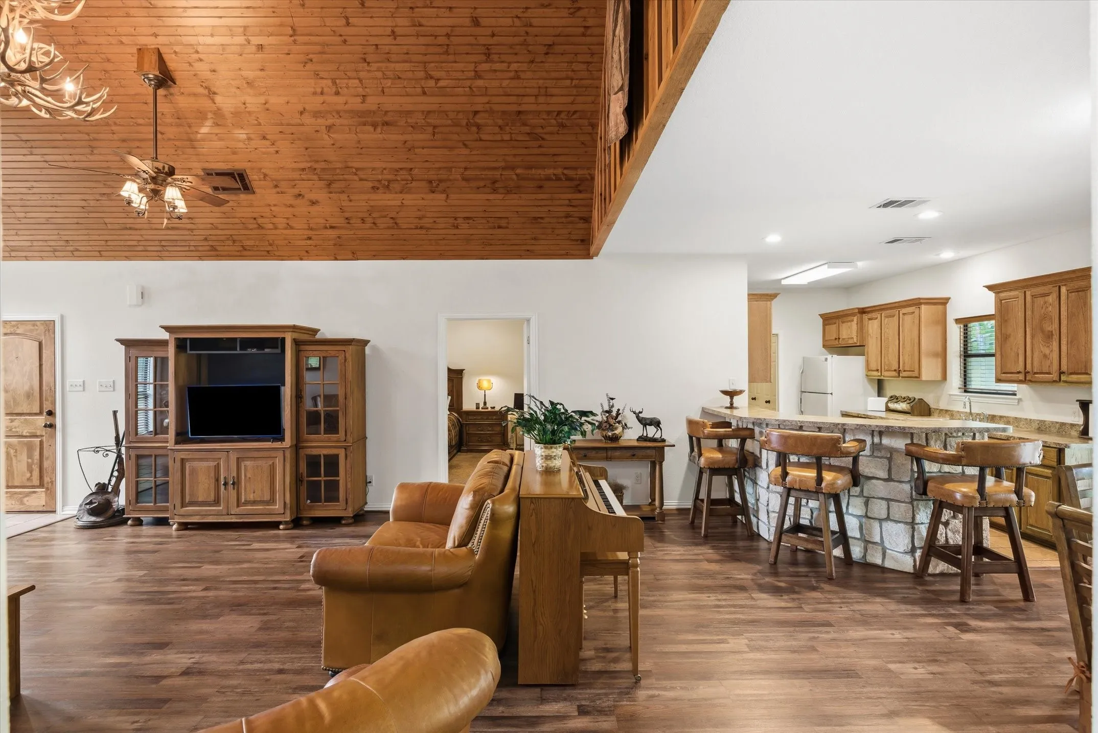 Single Family Residence For Sale in Van Zandt County , 167 VZ County Road 4202, Canton, Texas 75103, 4 Bedrooms, 3 Bathrooms, 3 Garage spaces, 2,408 Sqft, built in 2006, Preowned, Price $600,000, mls#21223940, Real Estate Agent in Canton, Homes For Sale in Van Zandt county, Homes For Sale in Canton, Realtor in Canton Texas, Real Estate Brokerage Independent Realty Texas, Luminita Cordes Realtor