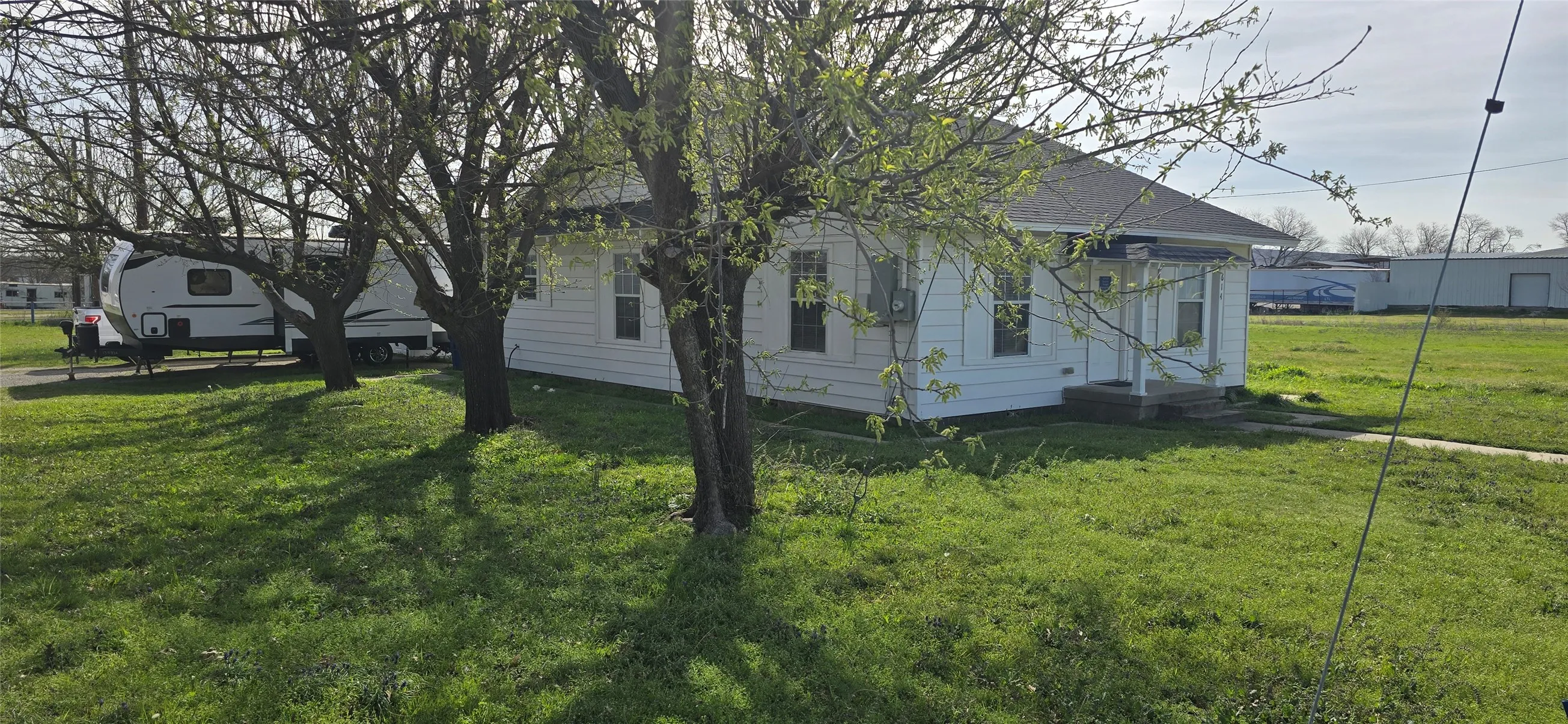 Single Family Residence For Sale in Denton County , 614 N 2nd Street, Sanger, Texas 76266, 3 Bedrooms, 2 Bathrooms, 1 Garage spaces, 1,286 Sqft, built in 1969, Price $449,000, mls#21224559, Real Estate Agent in Sanger, Homes For Sale in Denton county, Homes For Sale in Sanger, Realtor in Sanger Texas, Real Estate Brokerage Independent Realty Texas, Luminita Cordes Realtor