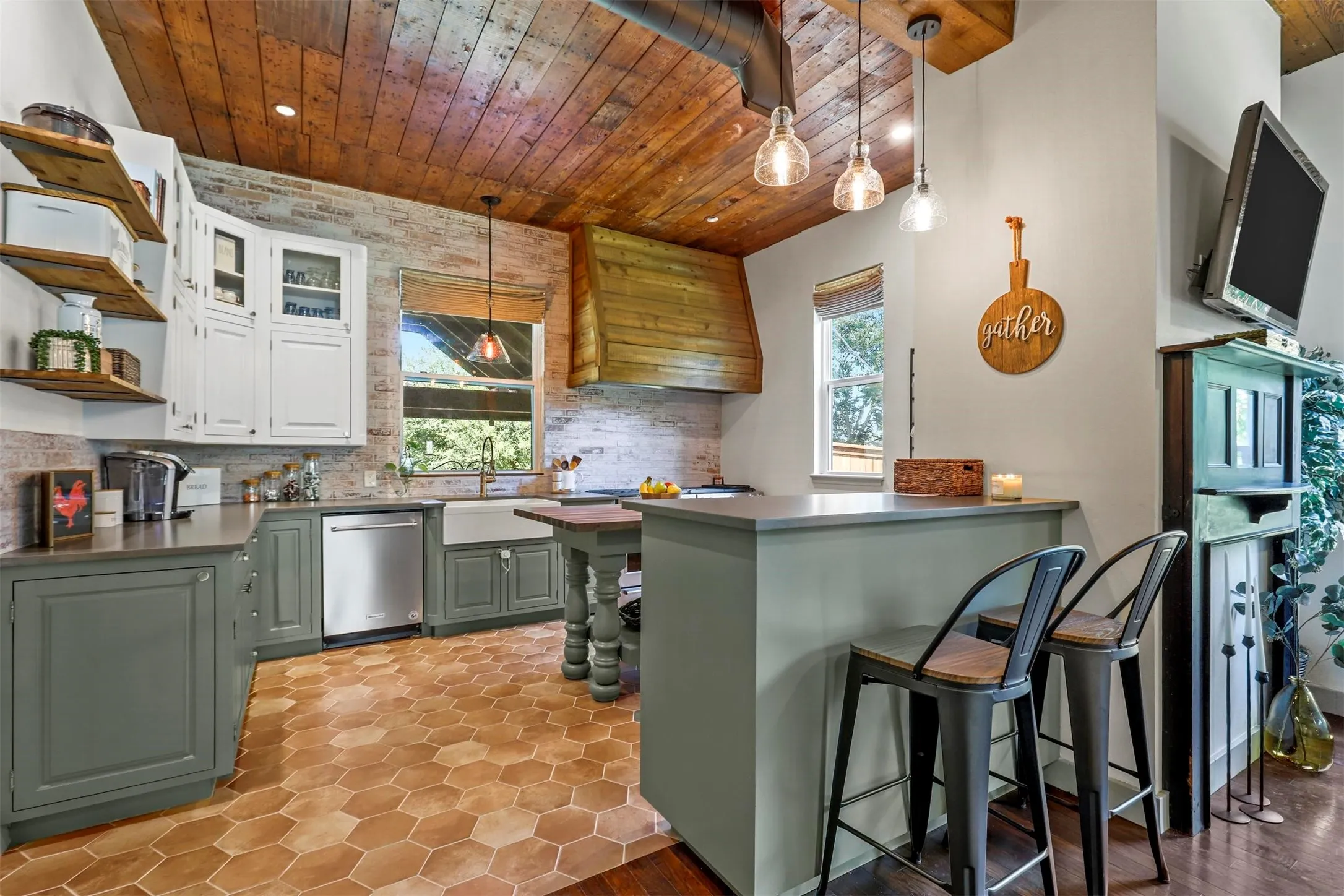 Single Family Residence For Sale in Ellis County , 115 N 1st Street, Midlothian, Texas 76065, 4 Bedroom, 3 Bathroom, 6 Garage spaces, 3,038 Sqft, built in 1902, Preowned, mls#21229897, Real Estate Agent in Midlothian, Homes For Sale in Ellis county, Homes For Sale in Midlothian, Realtor in Midlothian Texas, Real Estate Brokerage Independent Realty Texas, Luminita Cordes Realtor