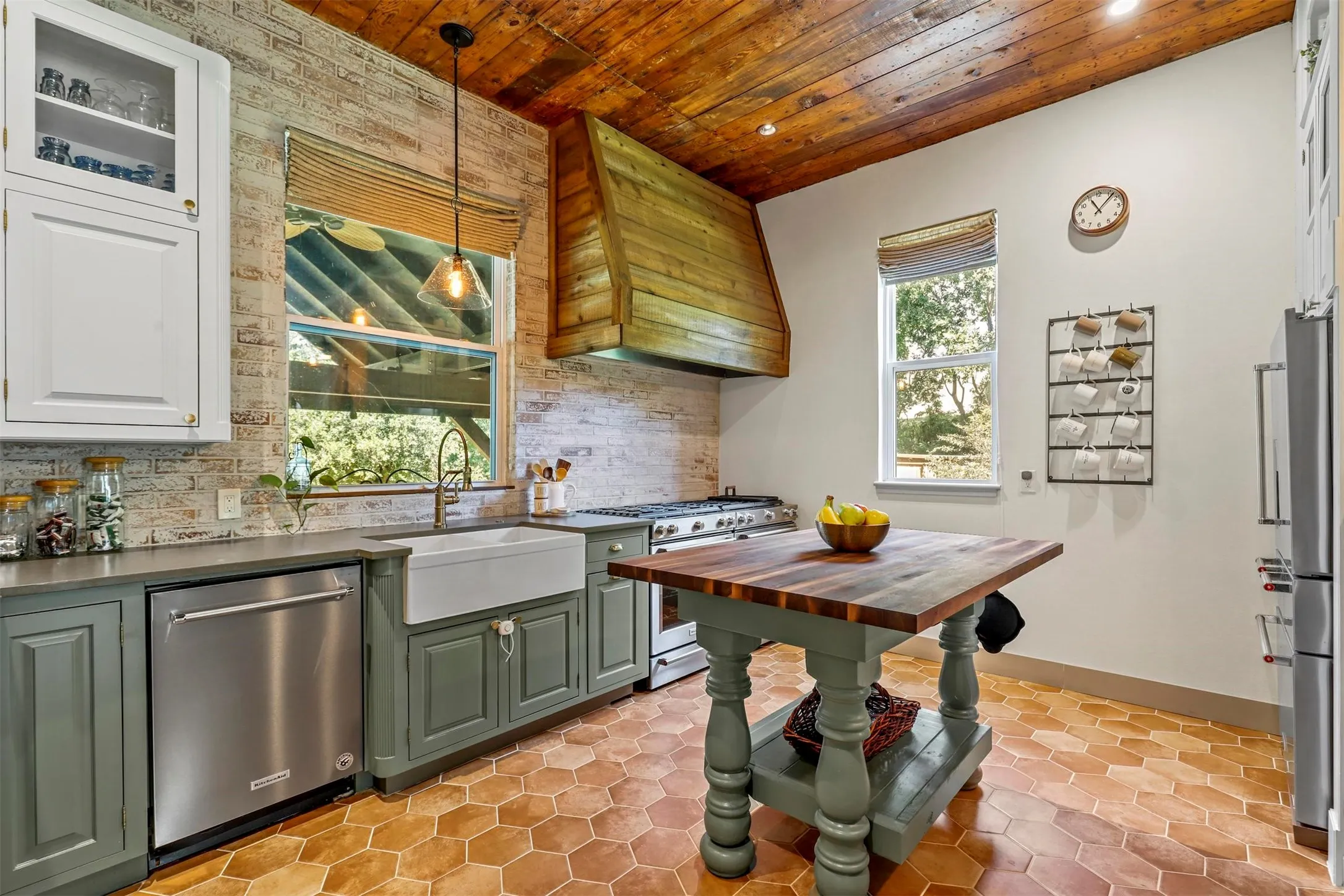 Single Family Residence For Sale in Ellis County , 115 N 1st Street, Midlothian, Texas 76065, 4 Bedroom, 3 Bathroom, 6 Garage spaces, 3,038 Sqft, built in 1902, Preowned, mls#21229897, Real Estate Agent in Midlothian, Homes For Sale in Ellis county, Homes For Sale in Midlothian, Realtor in Midlothian Texas, Real Estate Brokerage Independent Realty Texas, Luminita Cordes Realtor