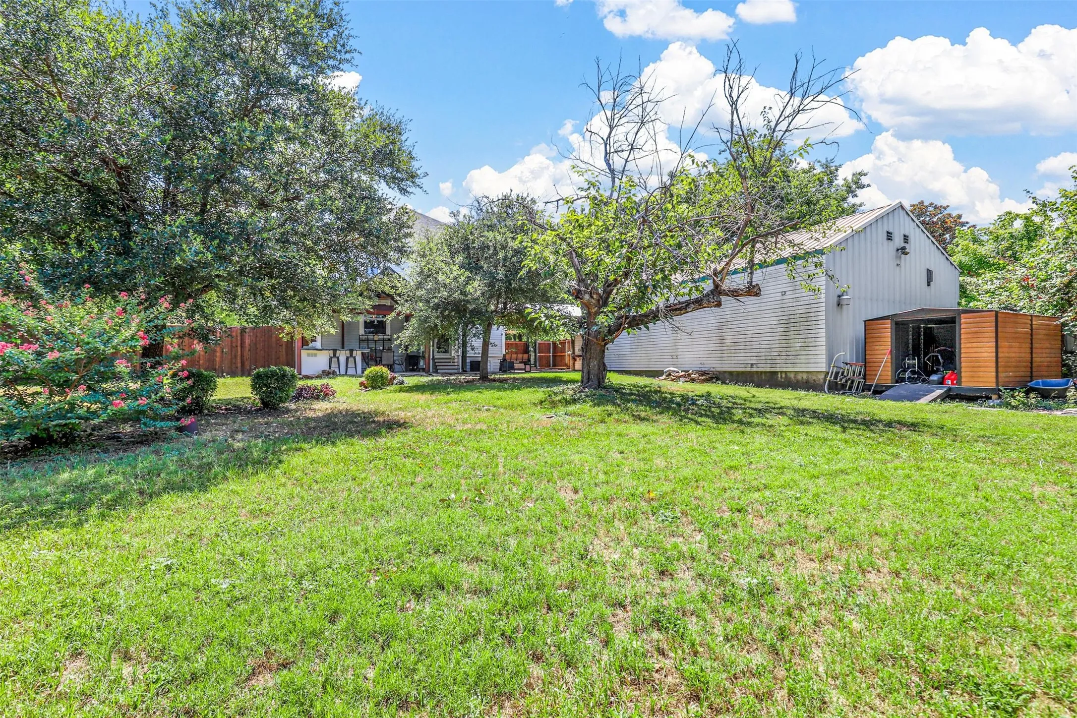 Single Family Residence For Sale in Ellis County , 115 N 1st Street, Midlothian, Texas 76065, 4 Bedroom, 3 Bathroom, 6 Garage spaces, 3,038 Sqft, built in 1902, Preowned, mls#21229897, Real Estate Agent in Midlothian, Homes For Sale in Ellis county, Homes For Sale in Midlothian, Realtor in Midlothian Texas, Real Estate Brokerage Independent Realty Texas, Luminita Cordes Realtor