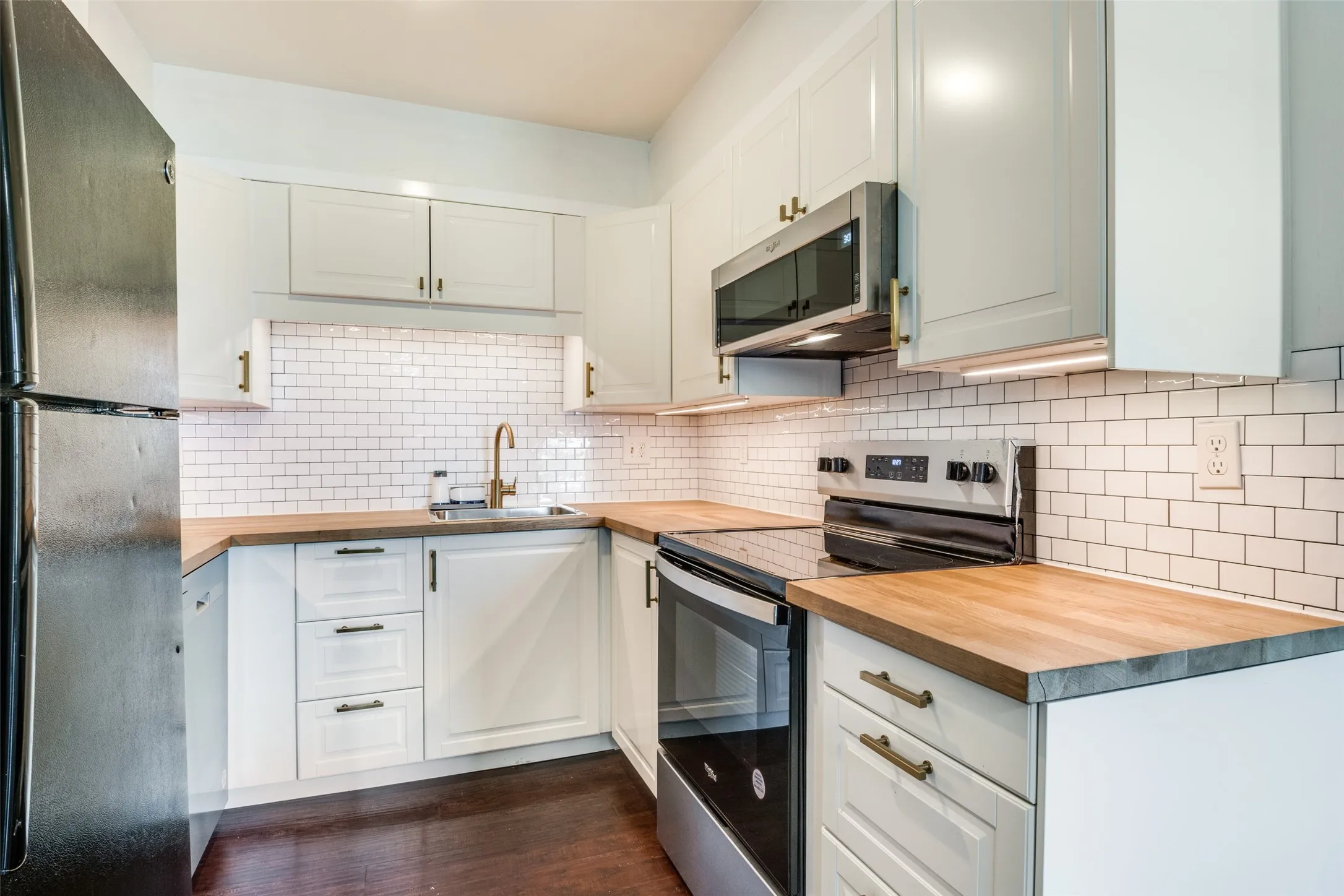 Condominium For Sale in Dallas County , 5902 Marvin Loving Drive 201, Garland, Texas 75043, 2 Bedroom, 2 Bathroom, Garage spaces, 929 Sqft, built in 1982, Preowned, mls#21227389, Real Estate Agent in Garland, Homes For Sale in Dallas county, Homes For Sale in Garland, Realtor in Garland Texas, Real Estate Brokerage Independent Realty Texas, Luminita Cordes Realtor