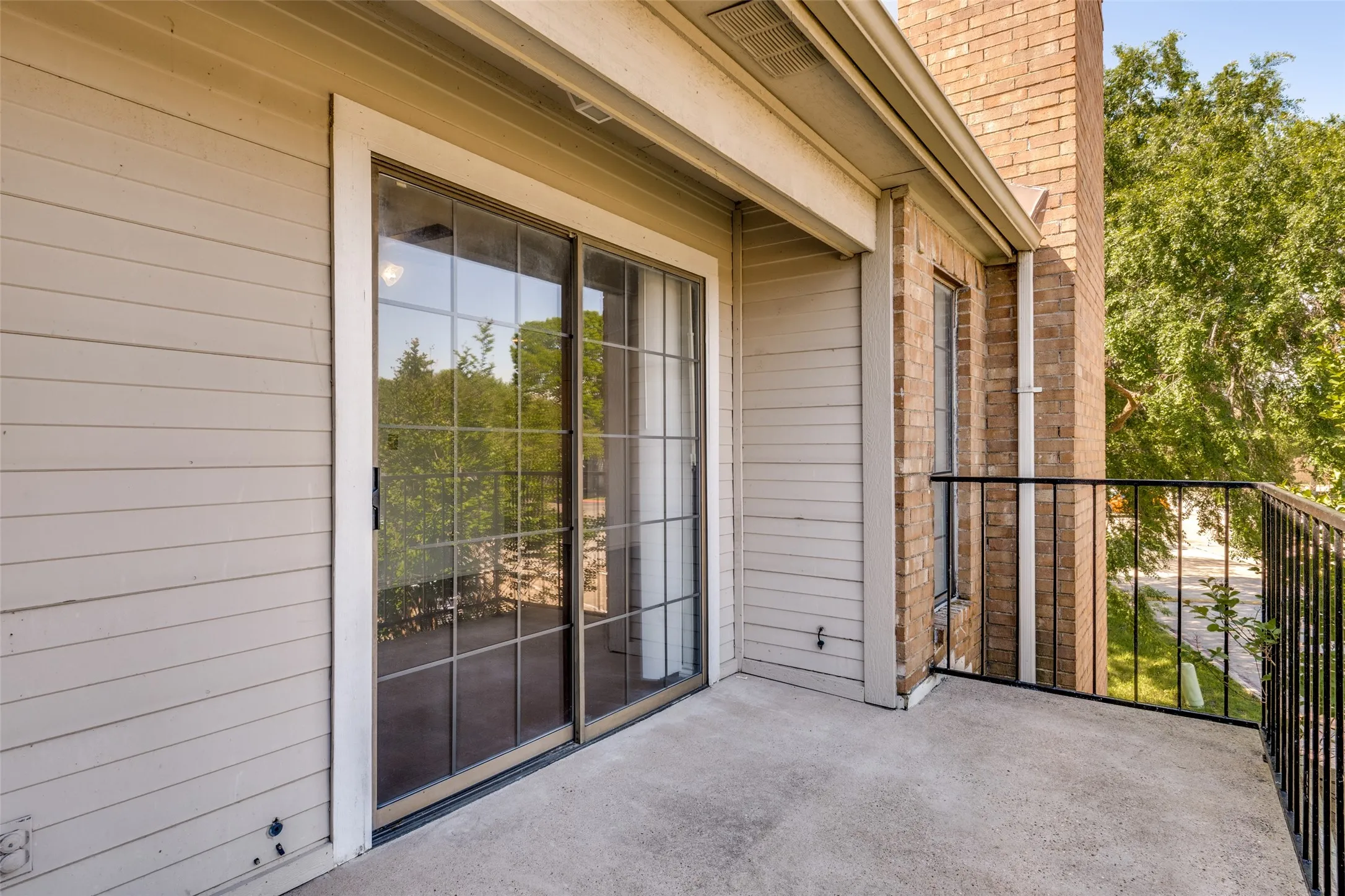Condominium For Sale in Dallas County , 5902 Marvin Loving Drive 201, Garland, Texas 75043, 2 Bedroom, 2 Bathroom, Garage spaces, 929 Sqft, built in 1982, Preowned, mls#21227389, Real Estate Agent in Garland, Homes For Sale in Dallas county, Homes For Sale in Garland, Realtor in Garland Texas, Real Estate Brokerage Independent Realty Texas, Luminita Cordes Realtor