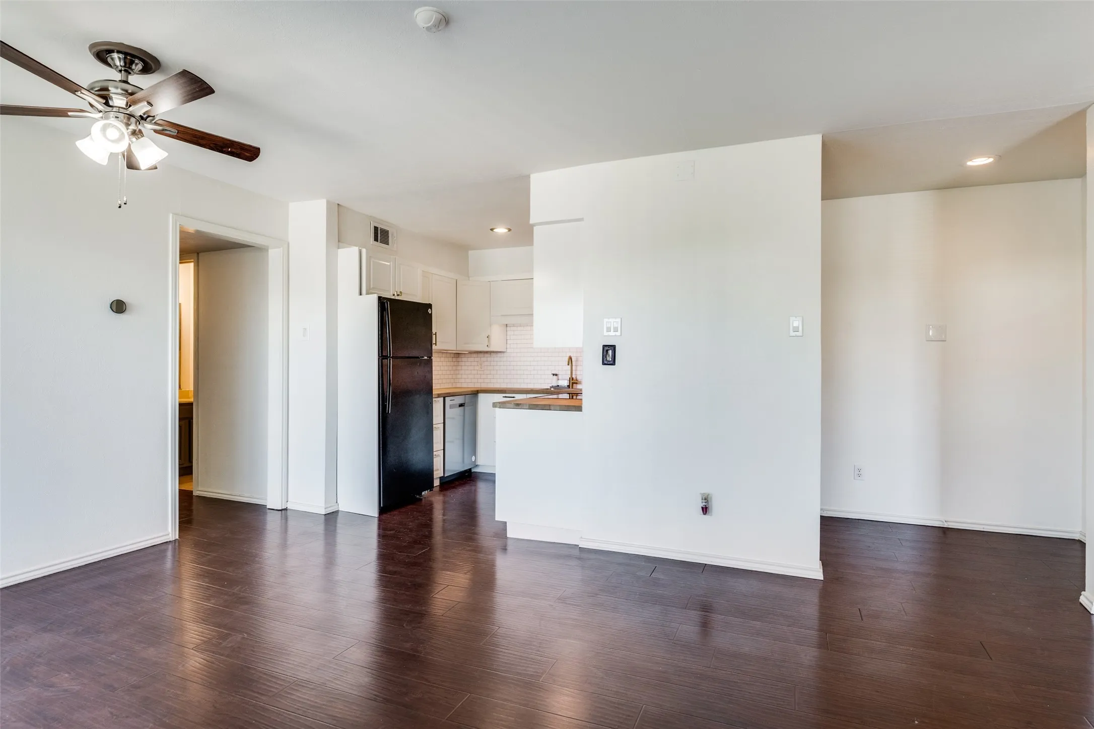 Condominium For Sale in Dallas County , 5902 Marvin Loving Drive 201, Garland, Texas 75043, 2 Bedroom, 2 Bathroom, Garage spaces, 929 Sqft, built in 1982, Preowned, mls#21227389, Real Estate Agent in Garland, Homes For Sale in Dallas county, Homes For Sale in Garland, Realtor in Garland Texas, Real Estate Brokerage Independent Realty Texas, Luminita Cordes Realtor