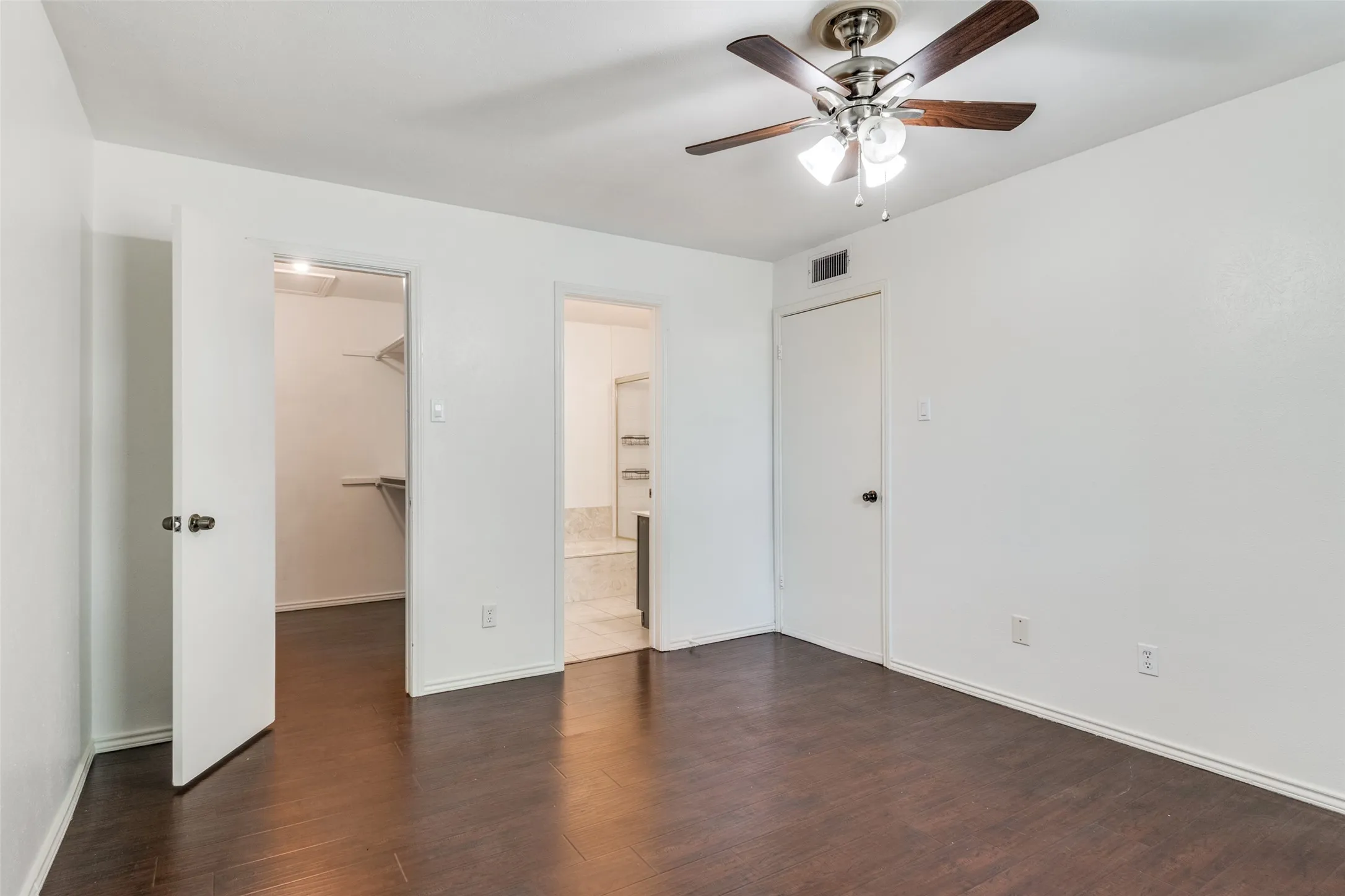 Condominium For Sale in Dallas County , 5902 Marvin Loving Drive 201, Garland, Texas 75043, 2 Bedroom, 2 Bathroom, Garage spaces, 929 Sqft, built in 1982, Preowned, mls#21227389, Real Estate Agent in Garland, Homes For Sale in Dallas county, Homes For Sale in Garland, Realtor in Garland Texas, Real Estate Brokerage Independent Realty Texas, Luminita Cordes Realtor