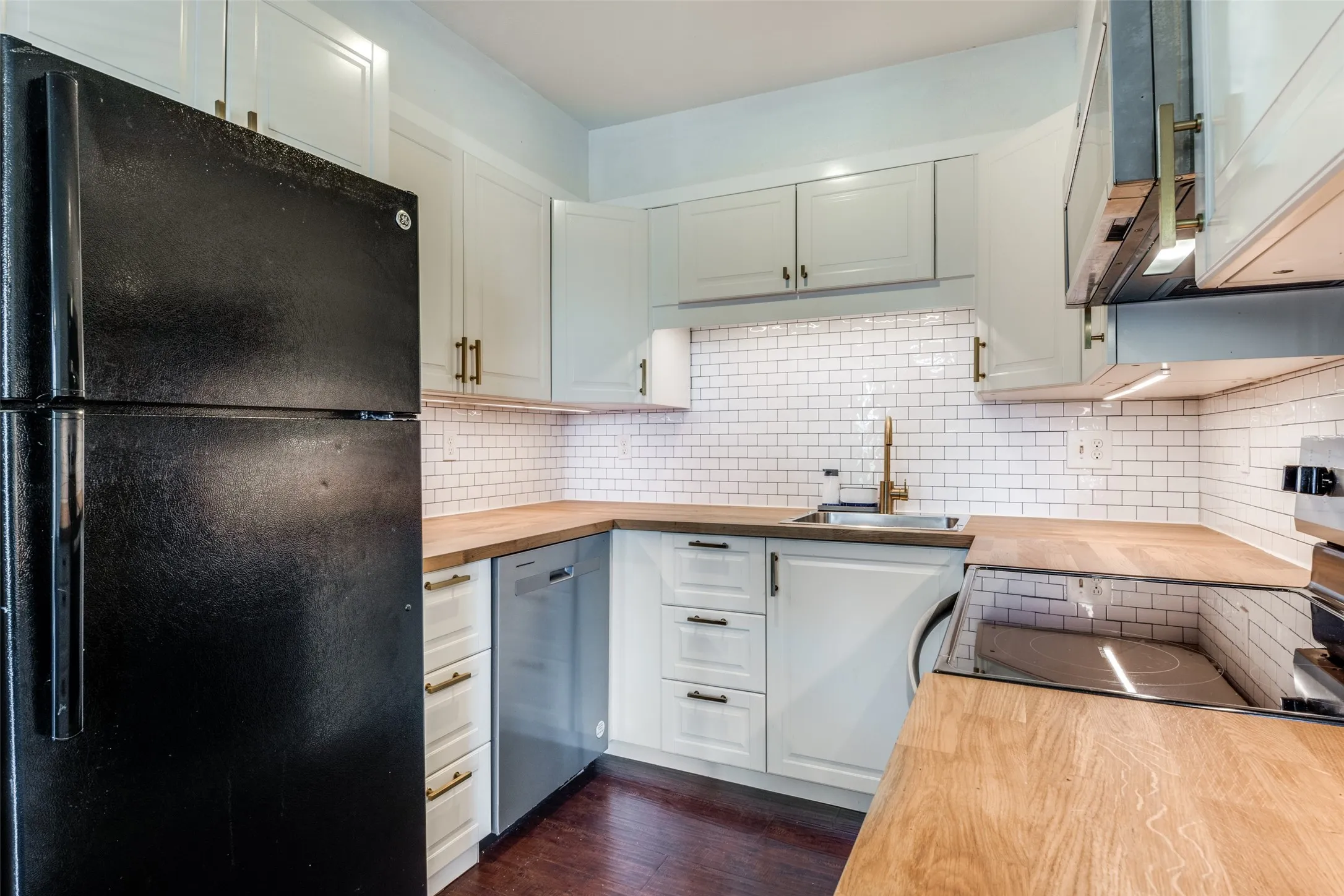 Condominium For Sale in Dallas County , 5902 Marvin Loving Drive 201, Garland, Texas 75043, 2 Bedroom, 2 Bathroom, Garage spaces, 929 Sqft, built in 1982, Preowned, mls#21227389, Real Estate Agent in Garland, Homes For Sale in Dallas county, Homes For Sale in Garland, Realtor in Garland Texas, Real Estate Brokerage Independent Realty Texas, Luminita Cordes Realtor