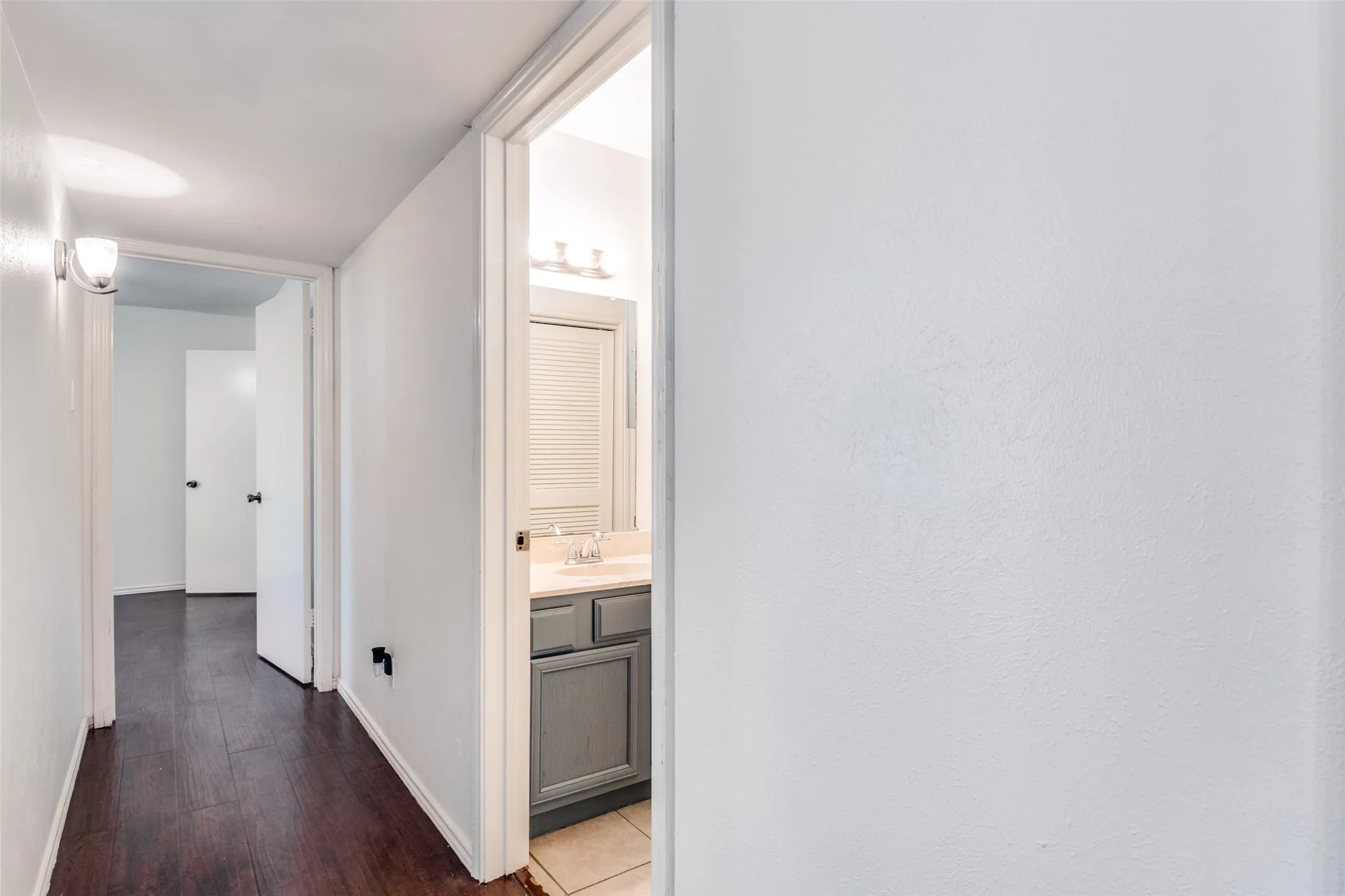 Condominium For Sale in Dallas County , 5902 Marvin Loving Drive 201, Garland, Texas 75043, 2 Bedroom, 2 Bathroom, Garage spaces, 929 Sqft, built in 1982, Preowned, mls#21227389, Real Estate Agent in Garland, Homes For Sale in Dallas county, Homes For Sale in Garland, Realtor in Garland Texas, Real Estate Brokerage Independent Realty Texas, Luminita Cordes Realtor