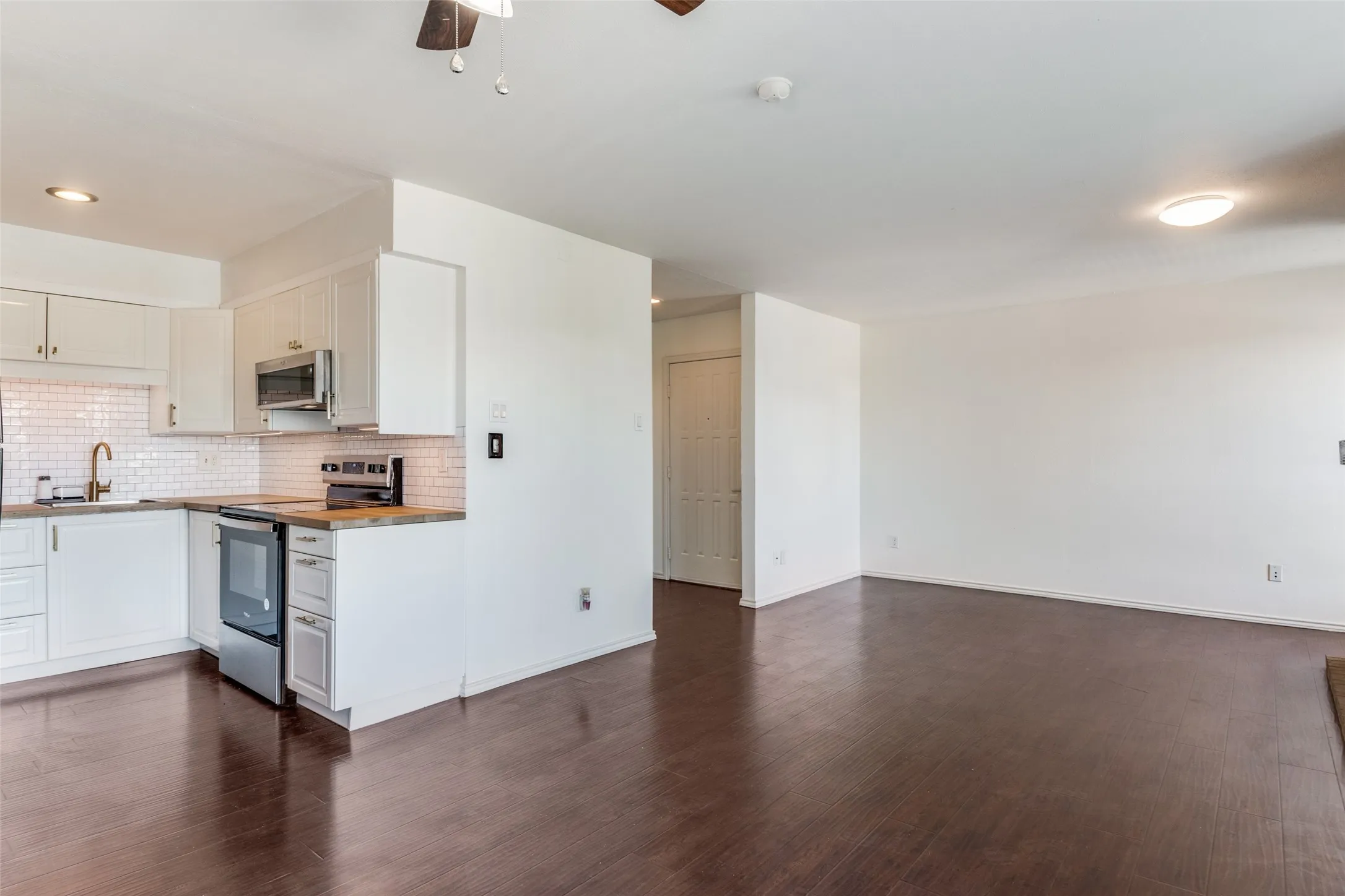 Condominium For Sale in Dallas County , 5902 Marvin Loving Drive 201, Garland, Texas 75043, 2 Bedroom, 2 Bathroom, Garage spaces, 929 Sqft, built in 1982, Preowned, mls#21227389, Real Estate Agent in Garland, Homes For Sale in Dallas county, Homes For Sale in Garland, Realtor in Garland Texas, Real Estate Brokerage Independent Realty Texas, Luminita Cordes Realtor