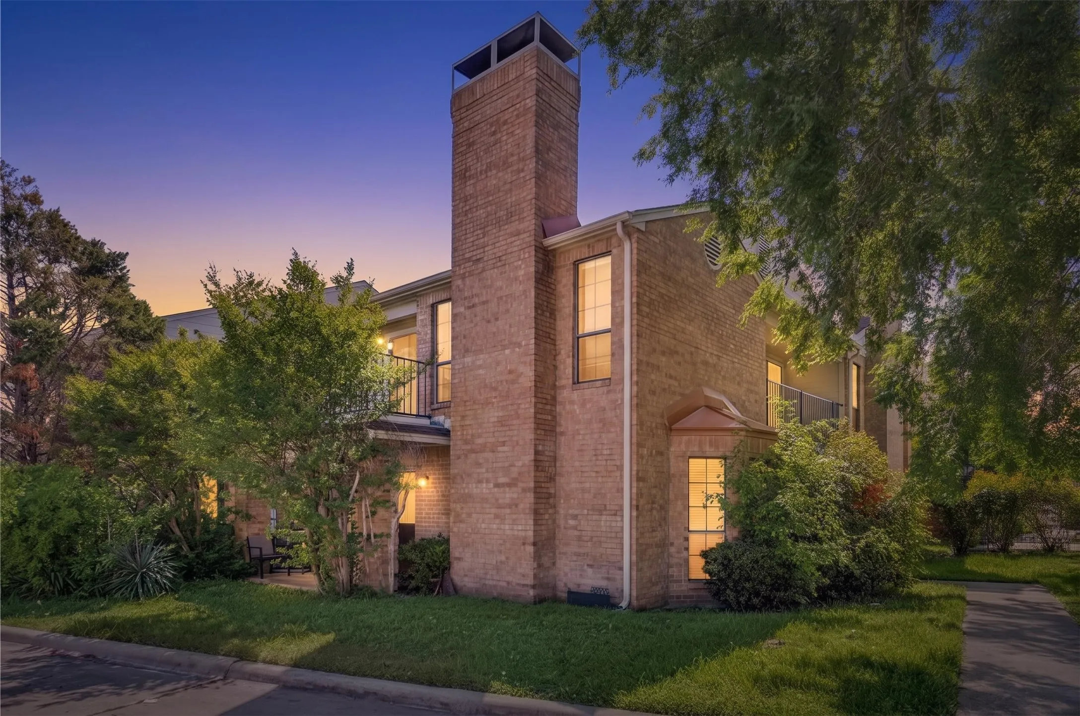 Condominium For Sale in Dallas County , 5902 Marvin Loving Drive 201, Garland, Texas 75043, 2 Bedroom, 2 Bathroom, Garage spaces, 929 Sqft, built in 1982, Preowned, mls#21227389, Real Estate Agent in Garland, Homes For Sale in Dallas county, Homes For Sale in Garland, Realtor in Garland Texas, Real Estate Brokerage Independent Realty Texas, Luminita Cordes Realtor
