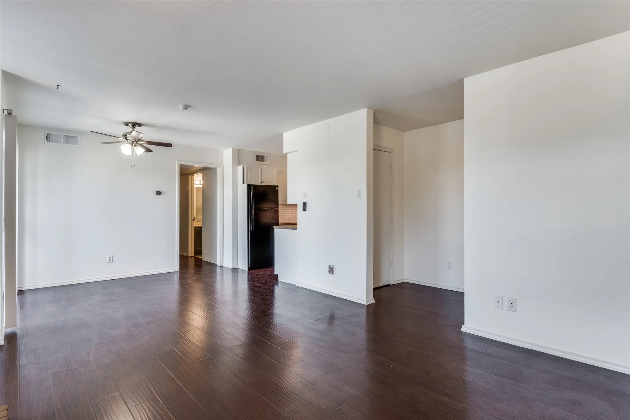 Condominium For Sale in Dallas County , 5902 Marvin Loving Drive 201, Garland, Texas 75043, 2 Bedroom, 2 Bathroom, Garage spaces, 929 Sqft, built in 1982, Preowned, mls#21227389, Real Estate Agent in Garland, Homes For Sale in Dallas county, Homes For Sale in Garland, Realtor in Garland Texas, Real Estate Brokerage Independent Realty Texas, Luminita Cordes Realtor