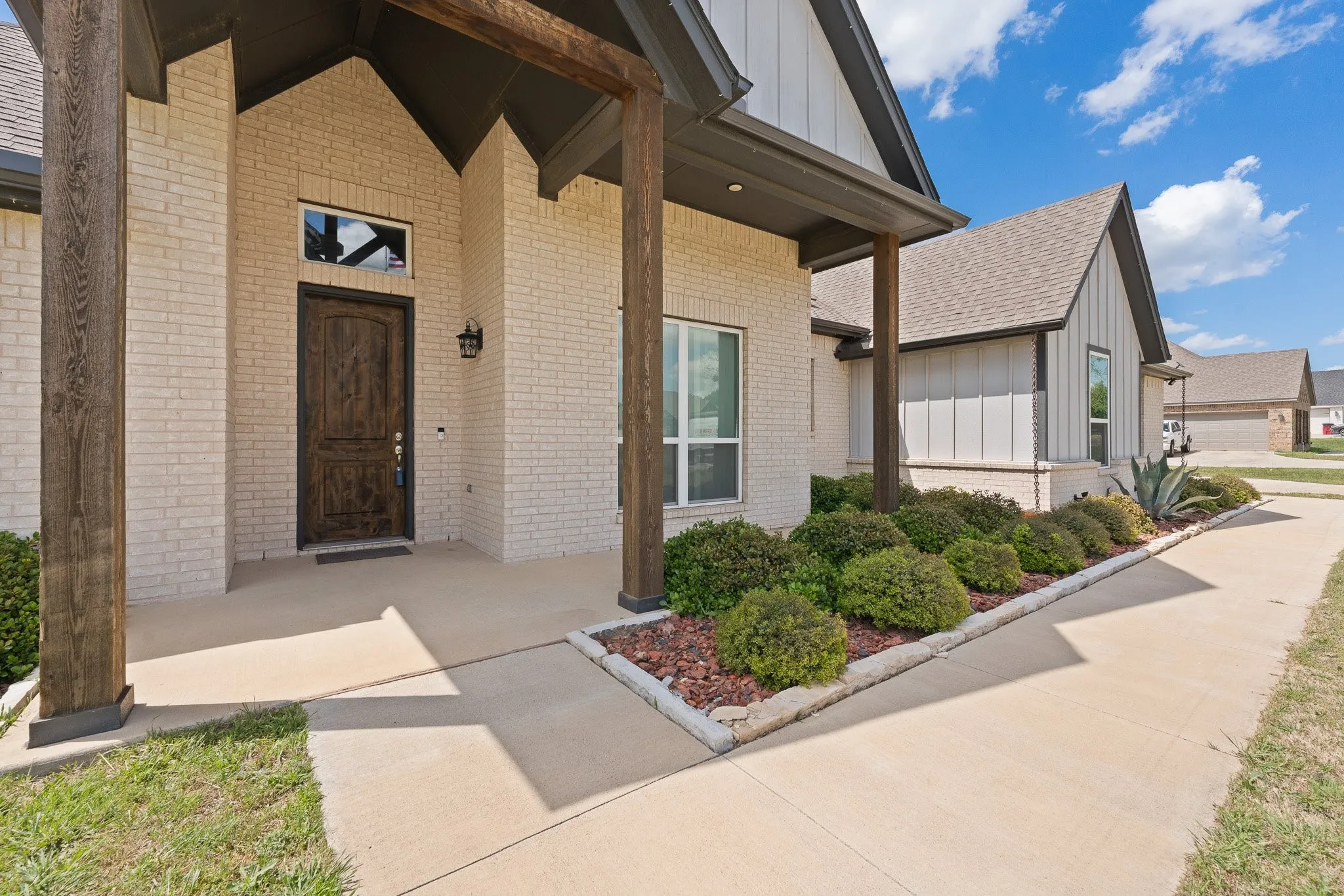 Single Family Residence For Sale in Parker County , 1001 Resolute Road, Millsap, Texas 76066, 3 Bedrooms, 3 Bathrooms, 2 Garage spaces, 2,236 Sqft, built in 2021, Preowned, Price $779,900, mls#21224628, Real Estate Agent in Millsap, Homes For Sale in Parker county, Homes For Sale in Millsap, Realtor in Millsap Texas, Real Estate Brokerage Independent Realty Texas, Luminita Cordes Realtor