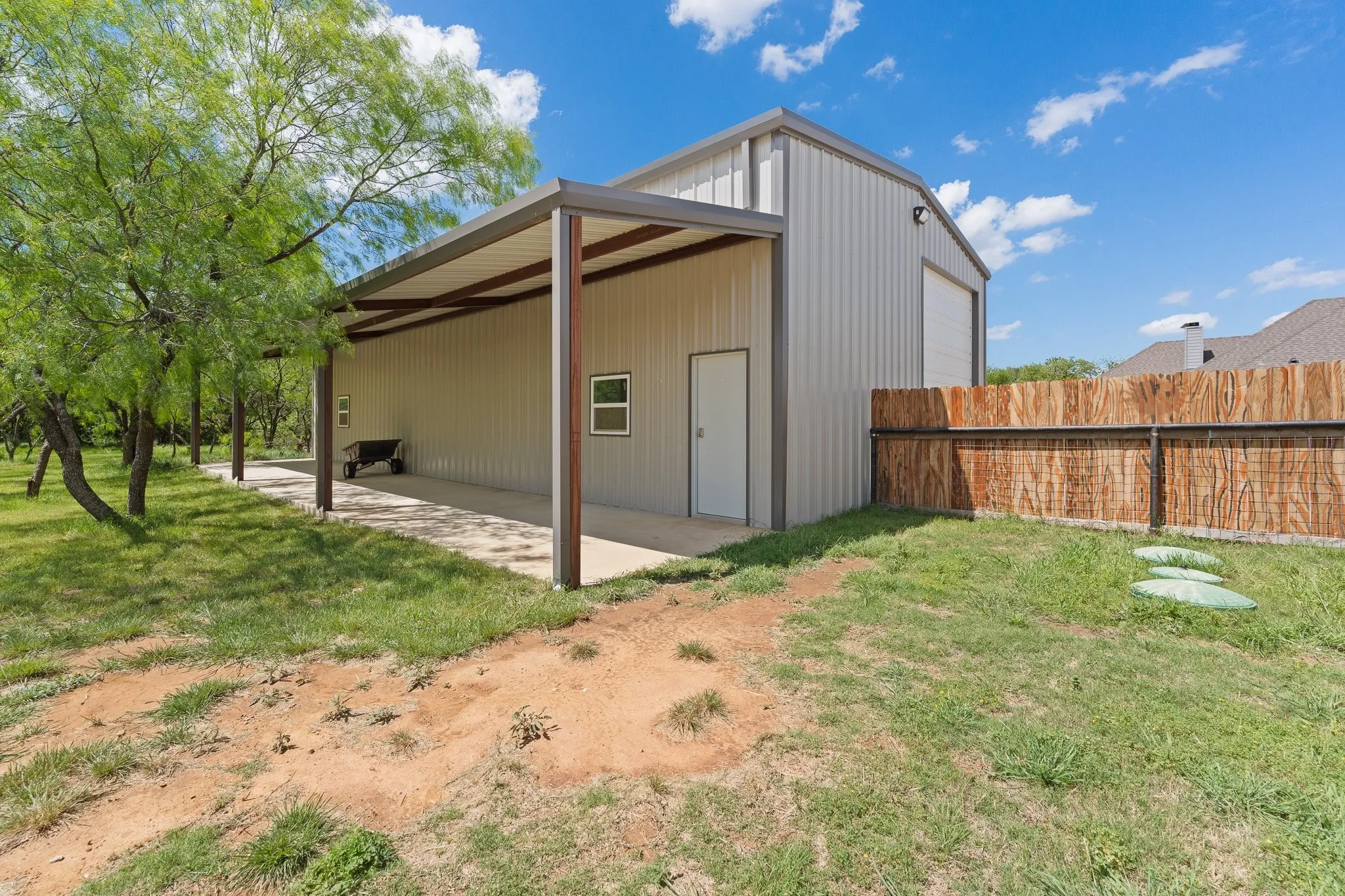 Single Family Residence For Sale in Parker County , 1001 Resolute Road, Millsap, Texas 76066, 3 Bedrooms, 3 Bathrooms, 2 Garage spaces, 2,236 Sqft, built in 2021, Preowned, Price $779,900, mls#21224628, Real Estate Agent in Millsap, Homes For Sale in Parker county, Homes For Sale in Millsap, Realtor in Millsap Texas, Real Estate Brokerage Independent Realty Texas, Luminita Cordes Realtor