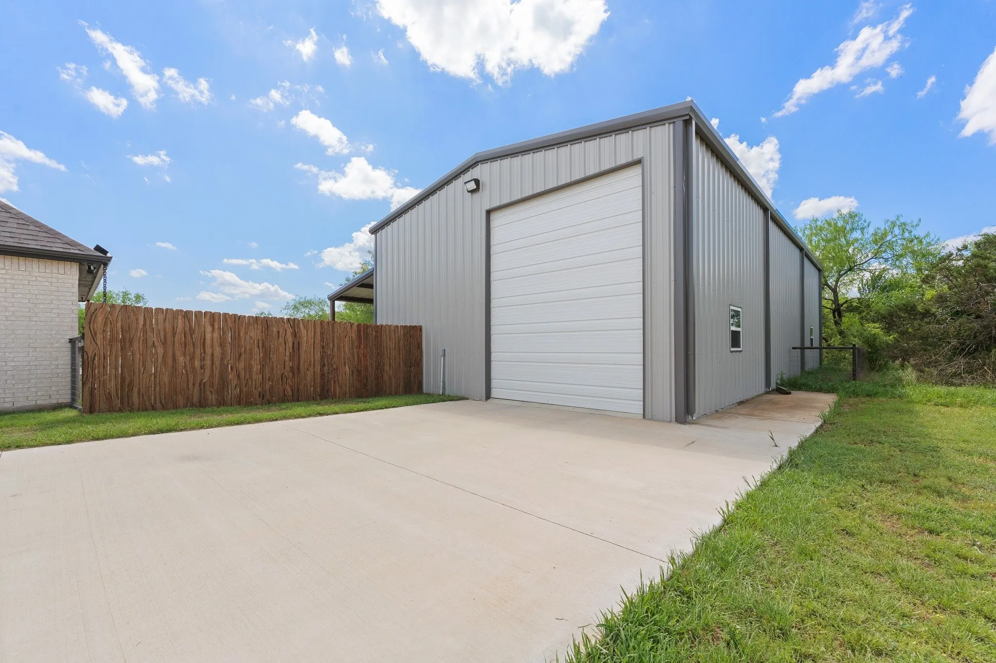 Single Family Residence For Sale in Parker County , 1001 Resolute Road, Millsap, Texas 76066, 3 Bedrooms, 3 Bathrooms, 2 Garage spaces, 2,236 Sqft, built in 2021, Preowned, Price $779,900, mls#21224628, Real Estate Agent in Millsap, Homes For Sale in Parker county, Homes For Sale in Millsap, Realtor in Millsap Texas, Real Estate Brokerage Independent Realty Texas, Luminita Cordes Realtor